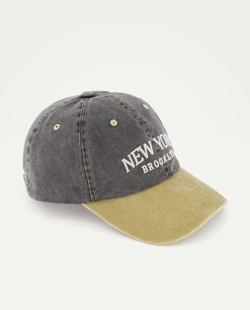 Imagem 0 de Boné Bicolor com Bordado de Fantasia