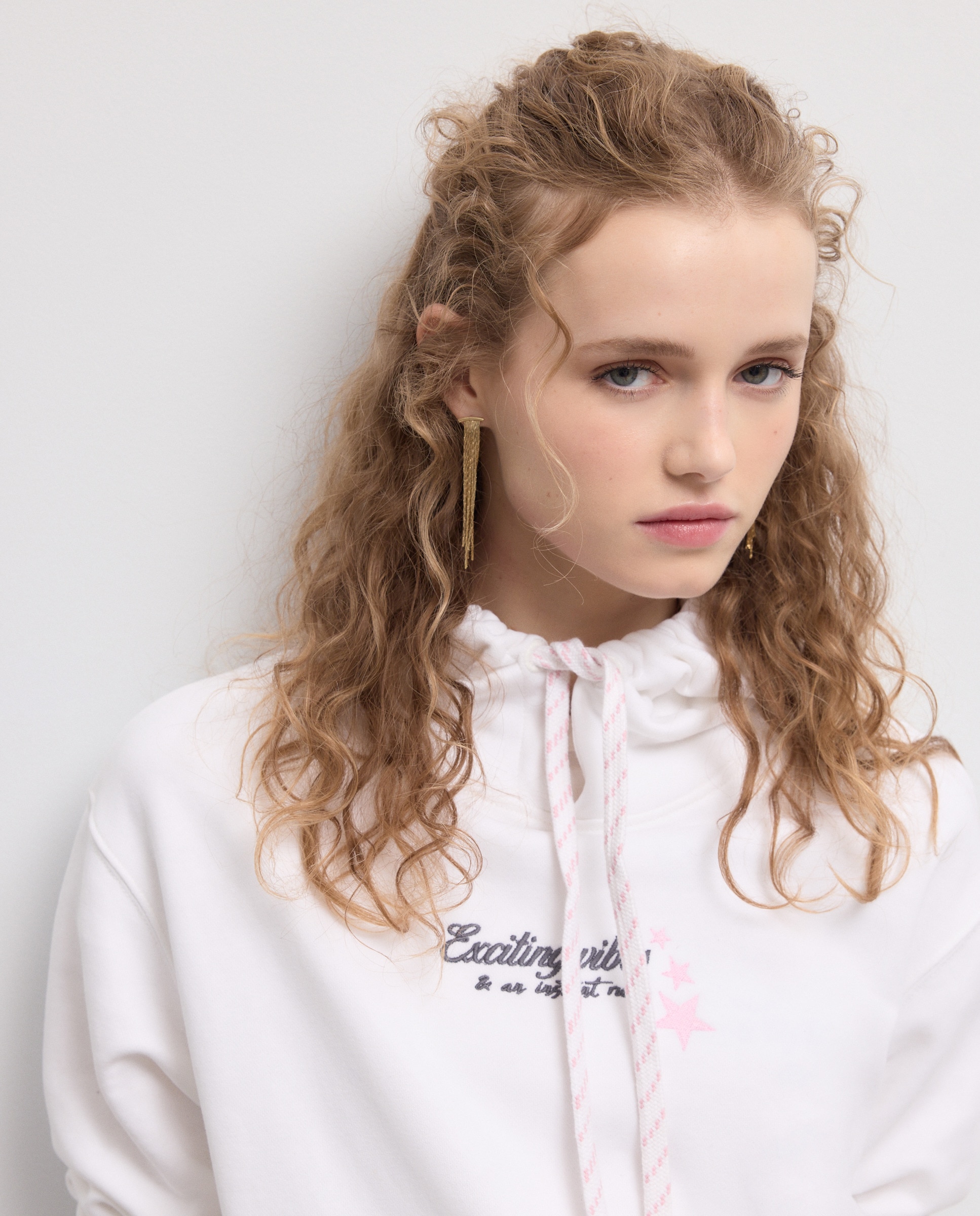 Sweatshirt com Capuz Fechado e Bordado Branco-1
