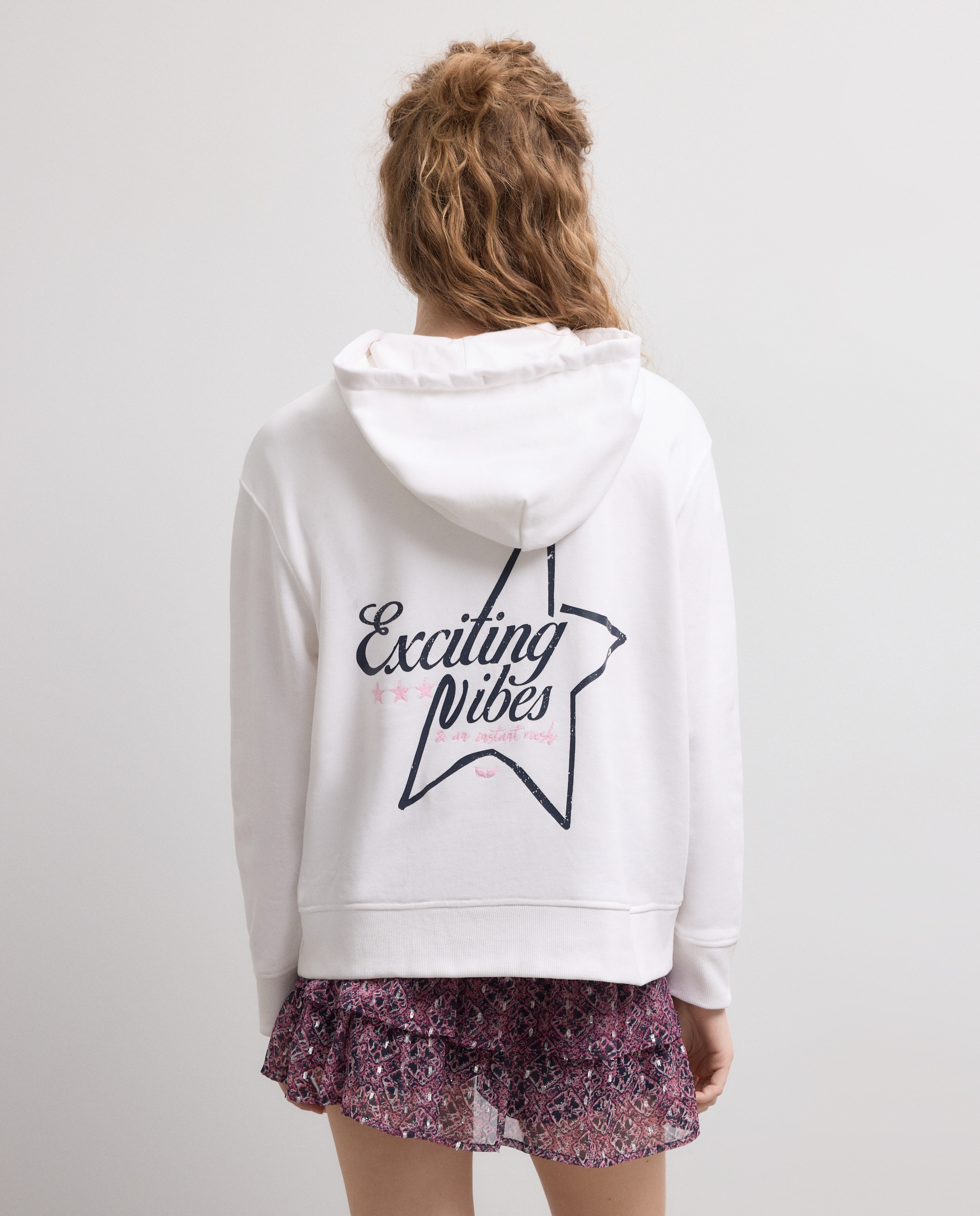 Sweatshirt com Capuz Fechado e Bordado Branco-3