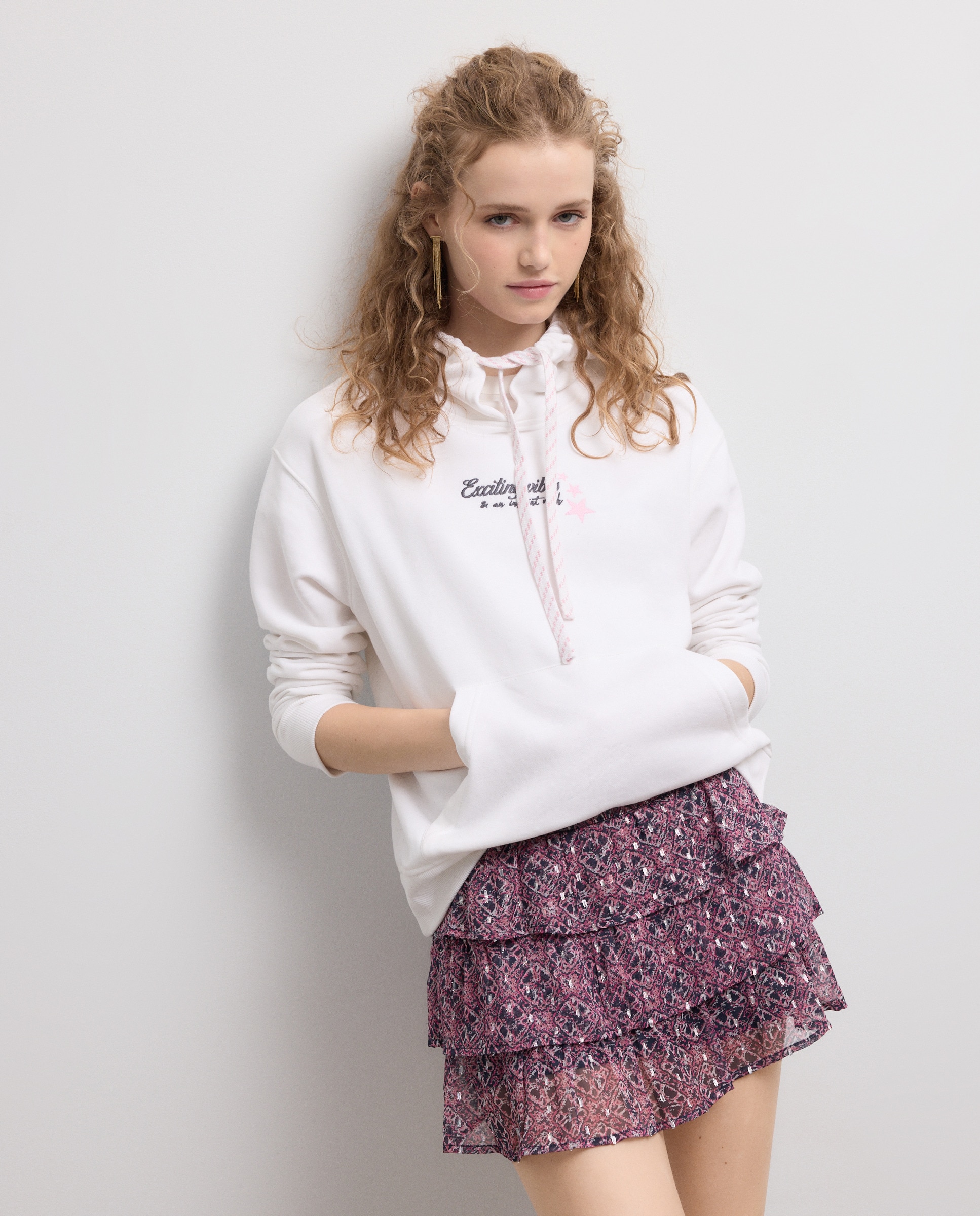 Sweatshirt com Capuz Fechado e Bordado Branco-2