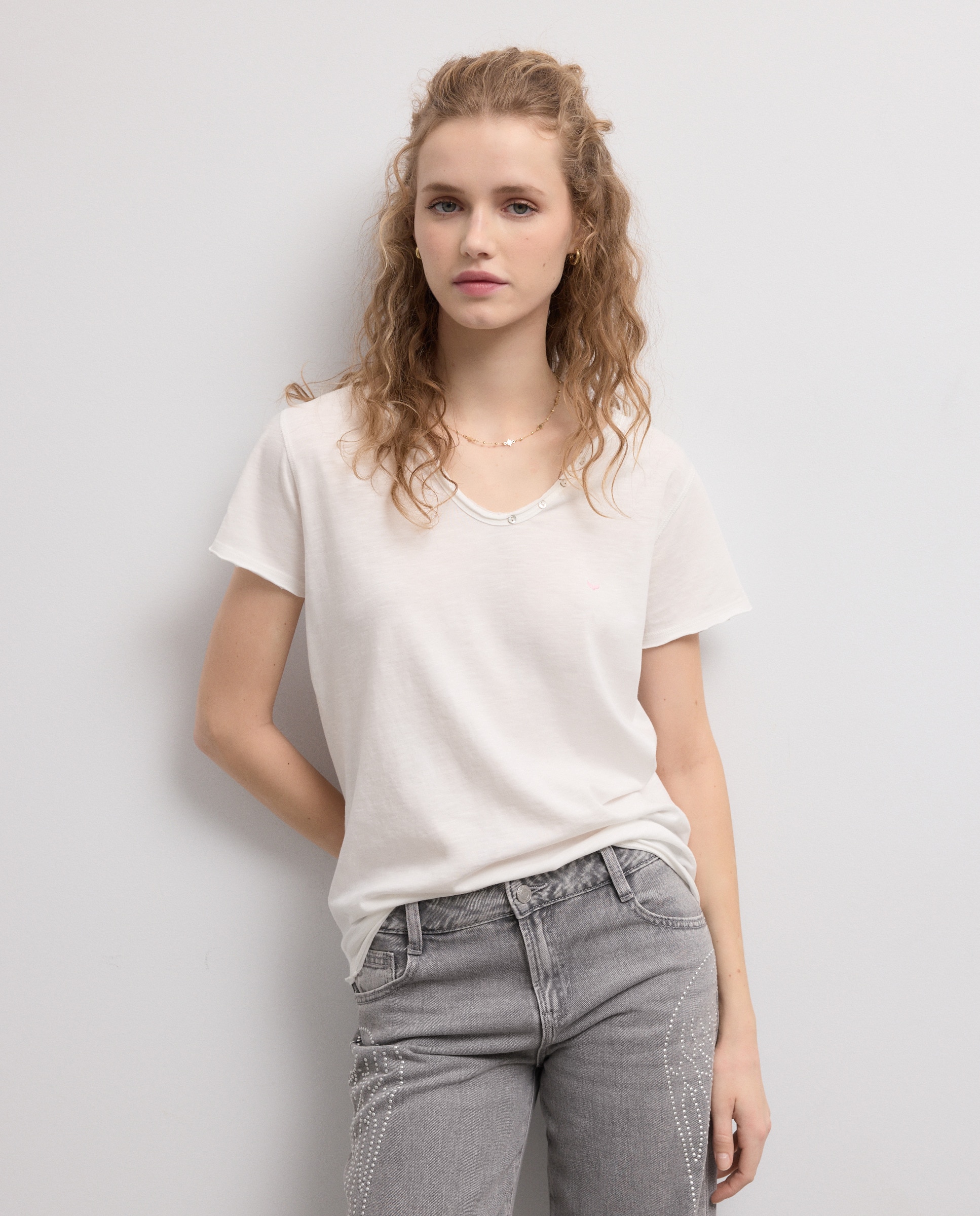 T-shirt Lisa de Manga Curta e Decote em Bico com Botões Branco-1