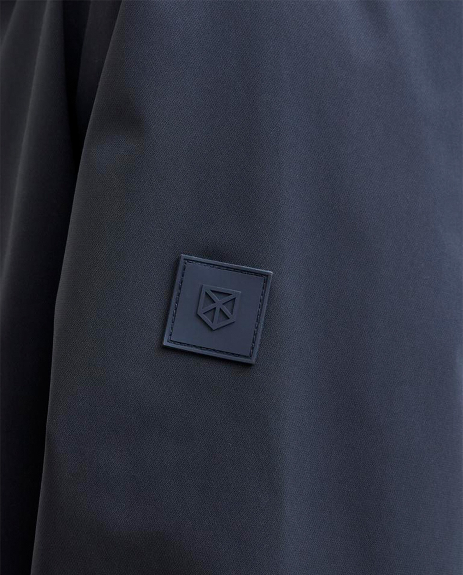 Casaco Ligeiro Softshell com Capuz Preto-5