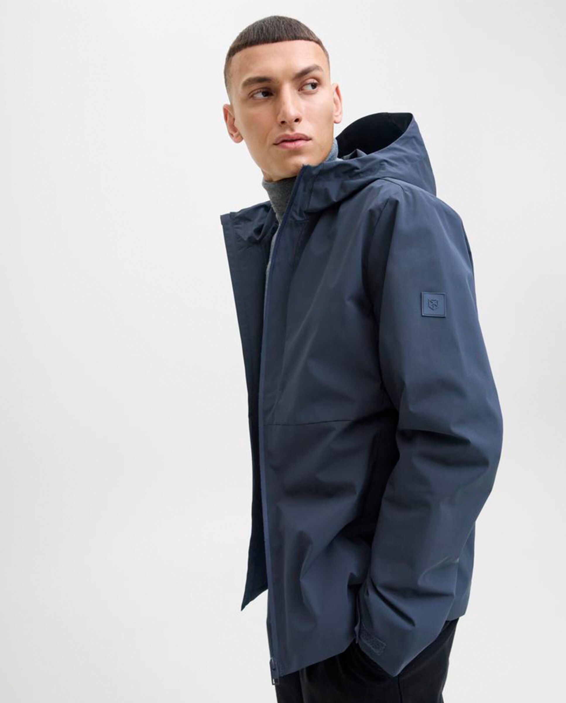 Casaco Ligeiro Softshell com Capuz Preto-3
