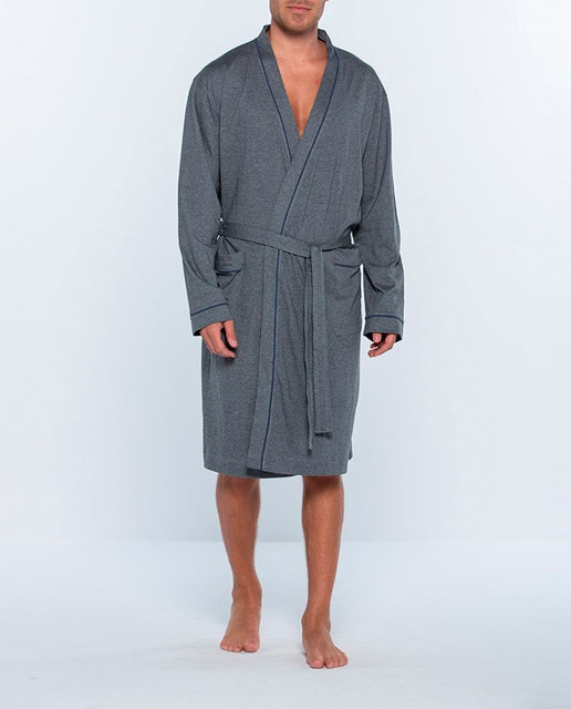 Imagen 0 de Batín de hombre cruzado liso con detalle de vivos