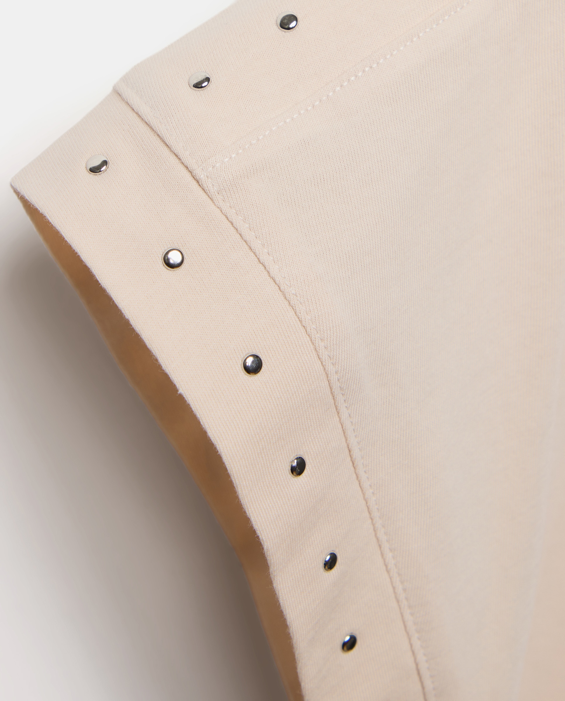 Camiseta de mujer cuello pico con tachuelas Beige-5