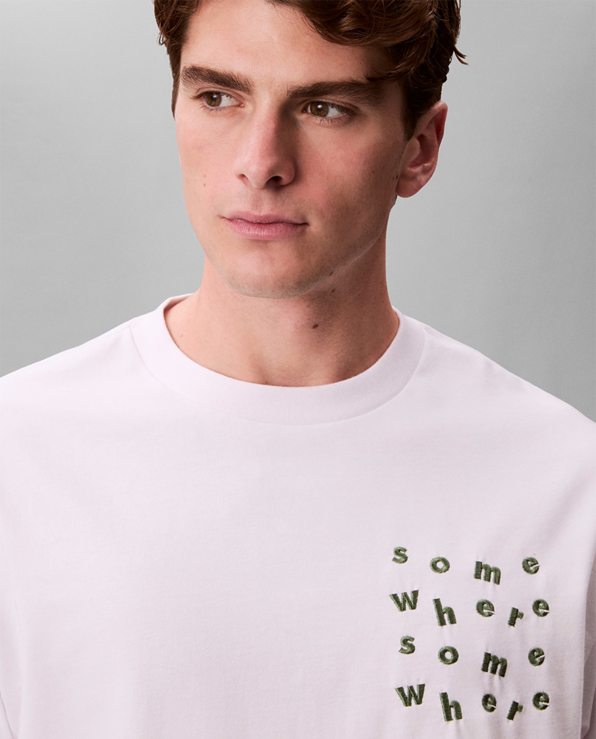 Imagem 0 de T-shirt com Letras Bordadas