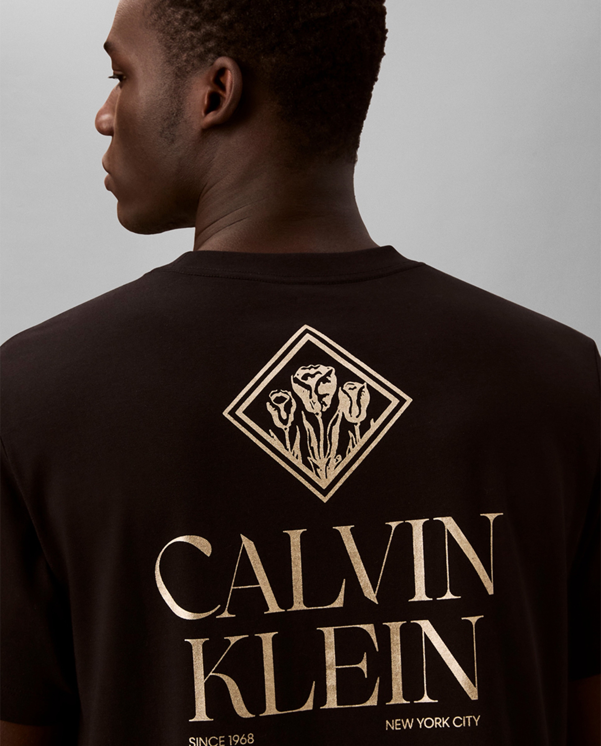 T-shirt com Desenho de Rosas Preto-4