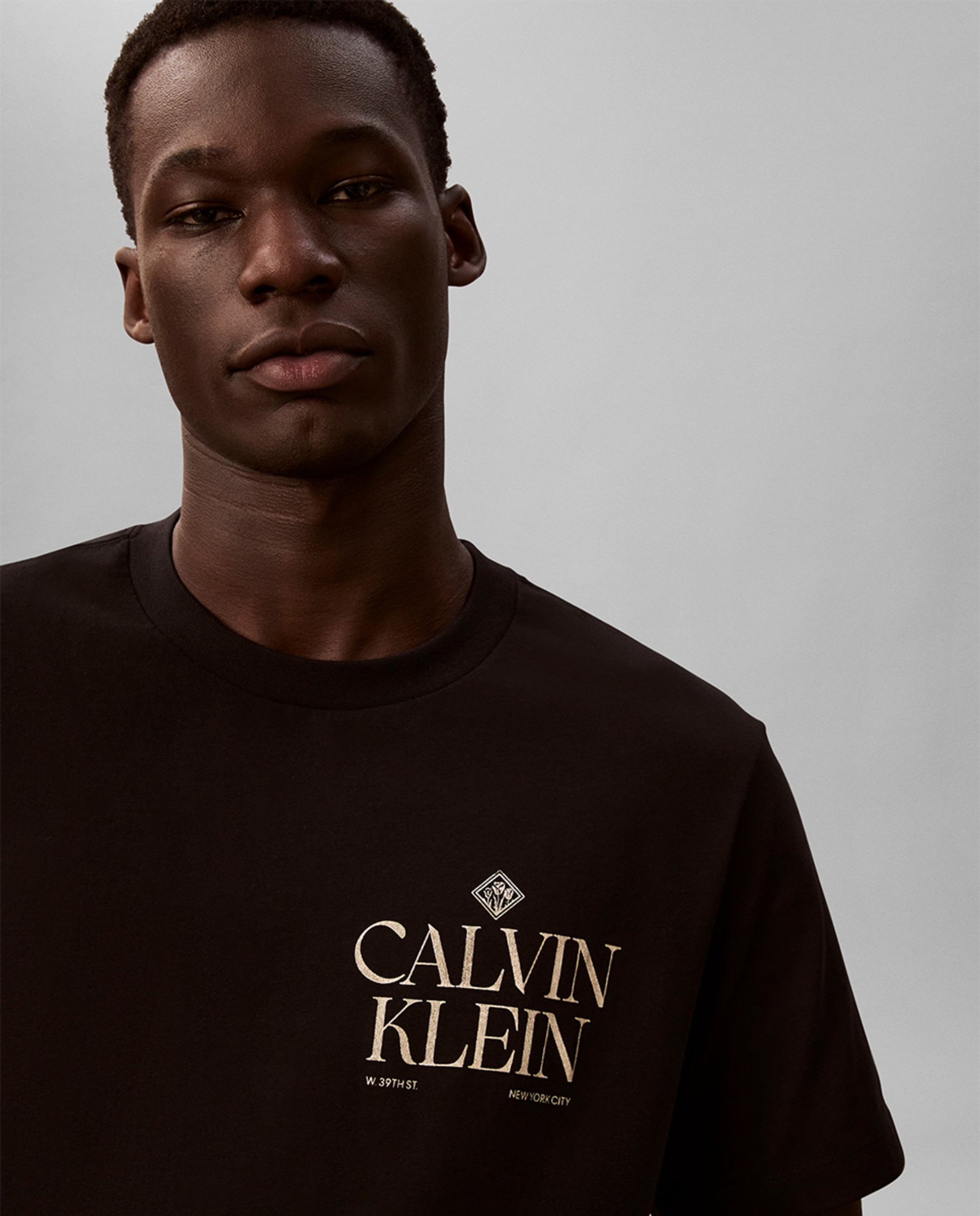 T-shirt com Desenho de Rosas Preto-3