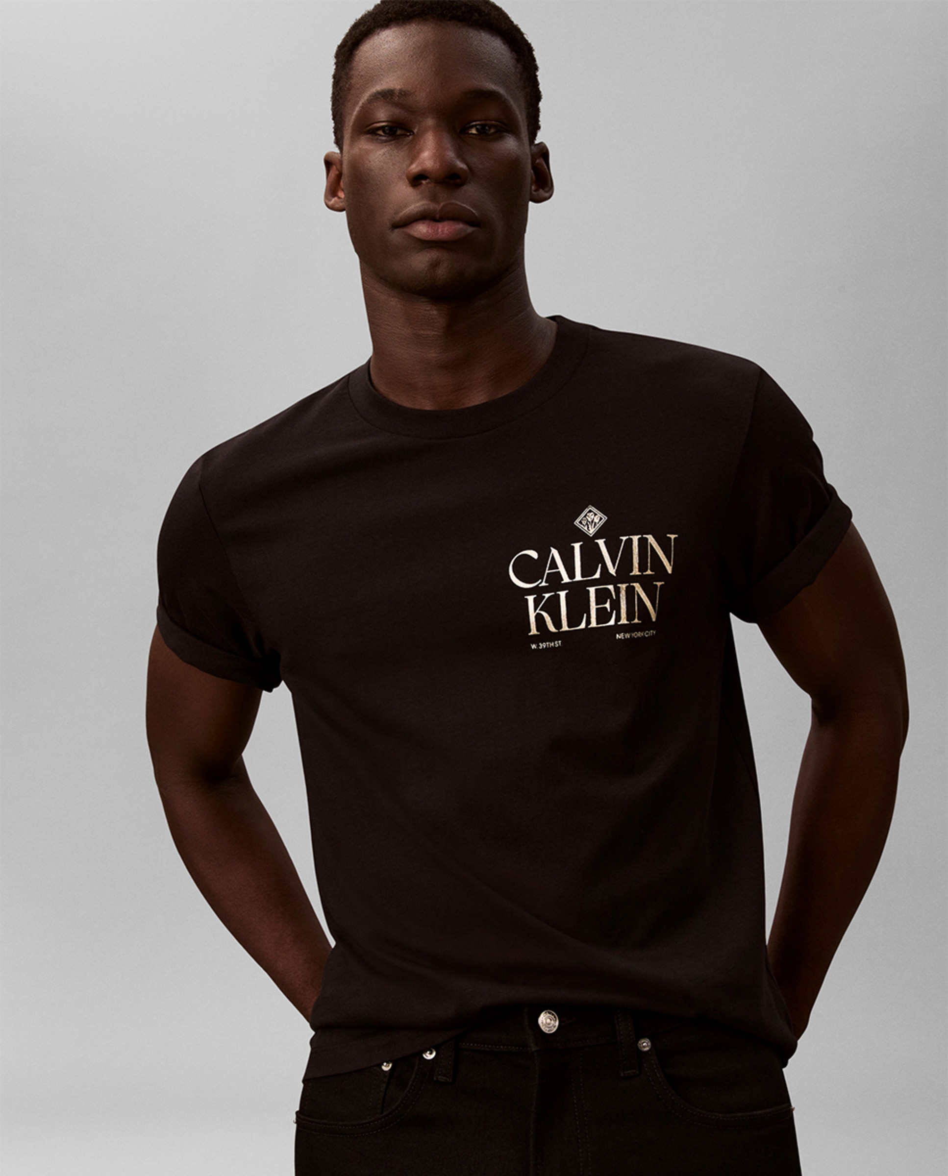 T-shirt com Desenho de Rosas Preto-2