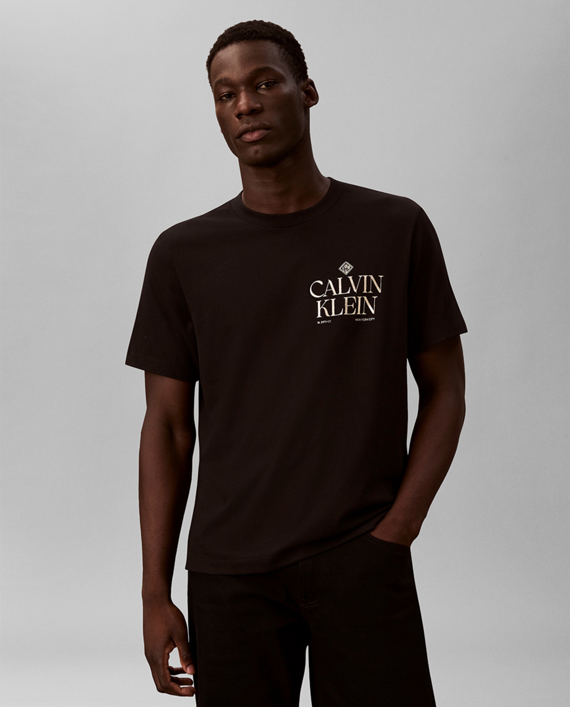 T-shirt com Desenho de Rosas Preto-1