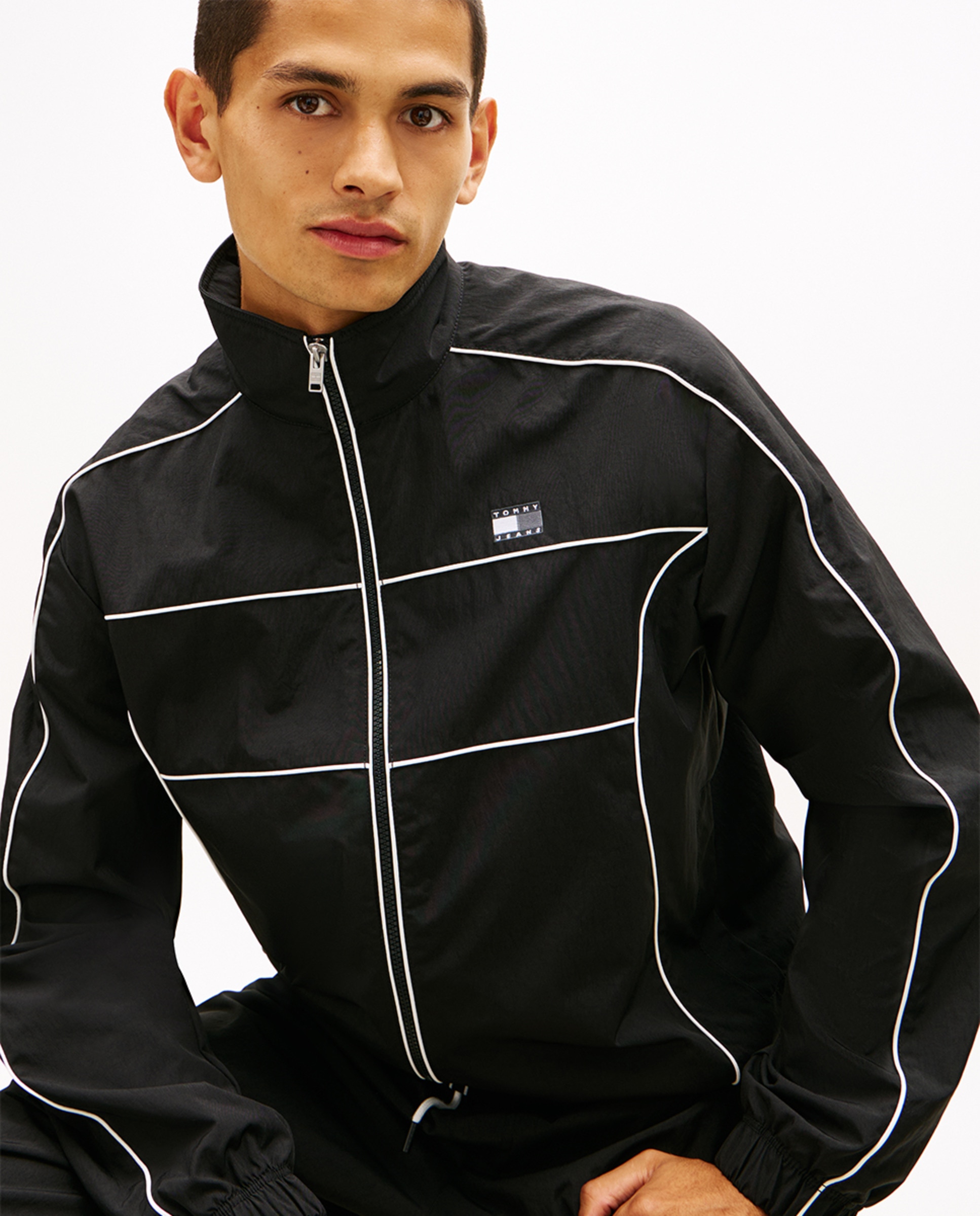 Casaco Fechado Regular Fit com Fecho de Correr Preto-3
