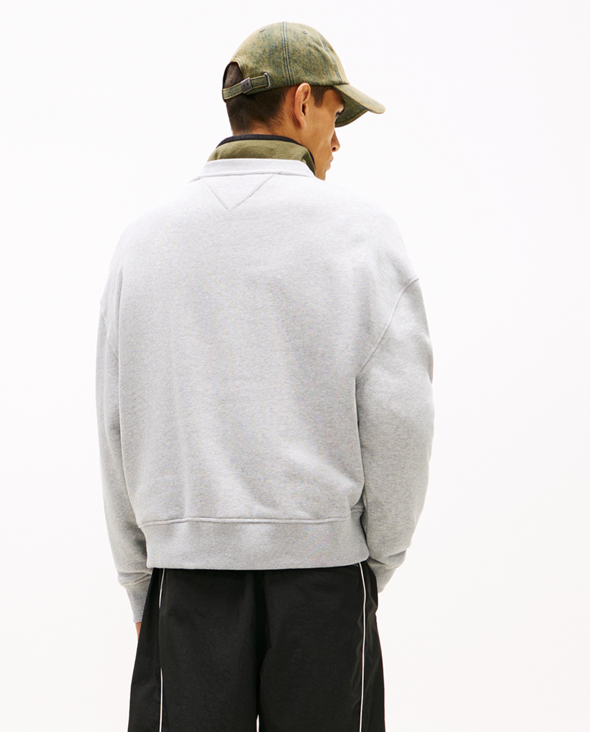Sweatshirt 90s Fit com Gola Redonda Cinzento-2