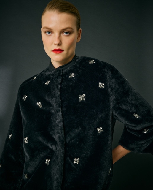 Imagem 0 de Casaco de Pelo com Pedraria