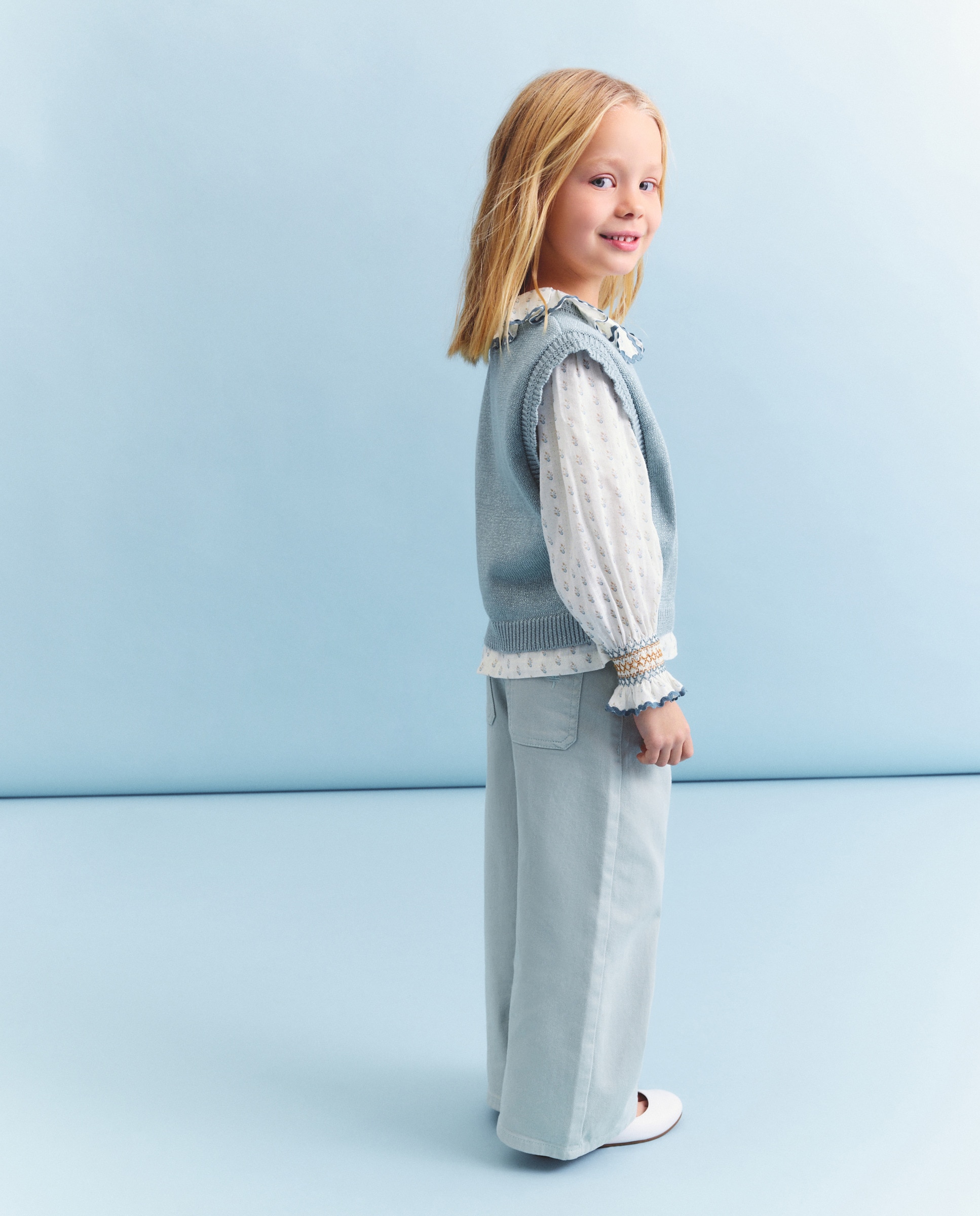 Imagen 0 de Chaleco cerrado con cuello y lateral con fextón lurex de niña