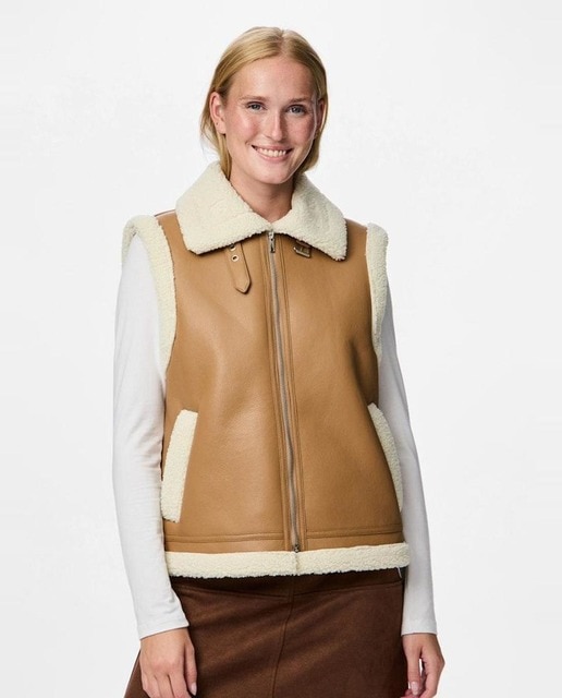 Imagem 0 de Colete em Polipele com Detalhe de Pelo de Borrego