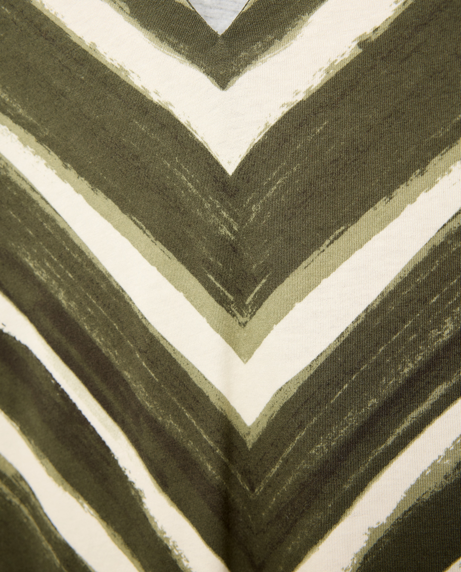 T-shirt com Decote em Bico e Risca Diagonal Verde-5