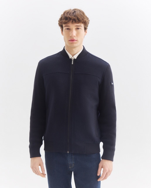 Imagen 0 de Chaquetón corto de hombre con bolsillos inclinados y tejidos híbridos