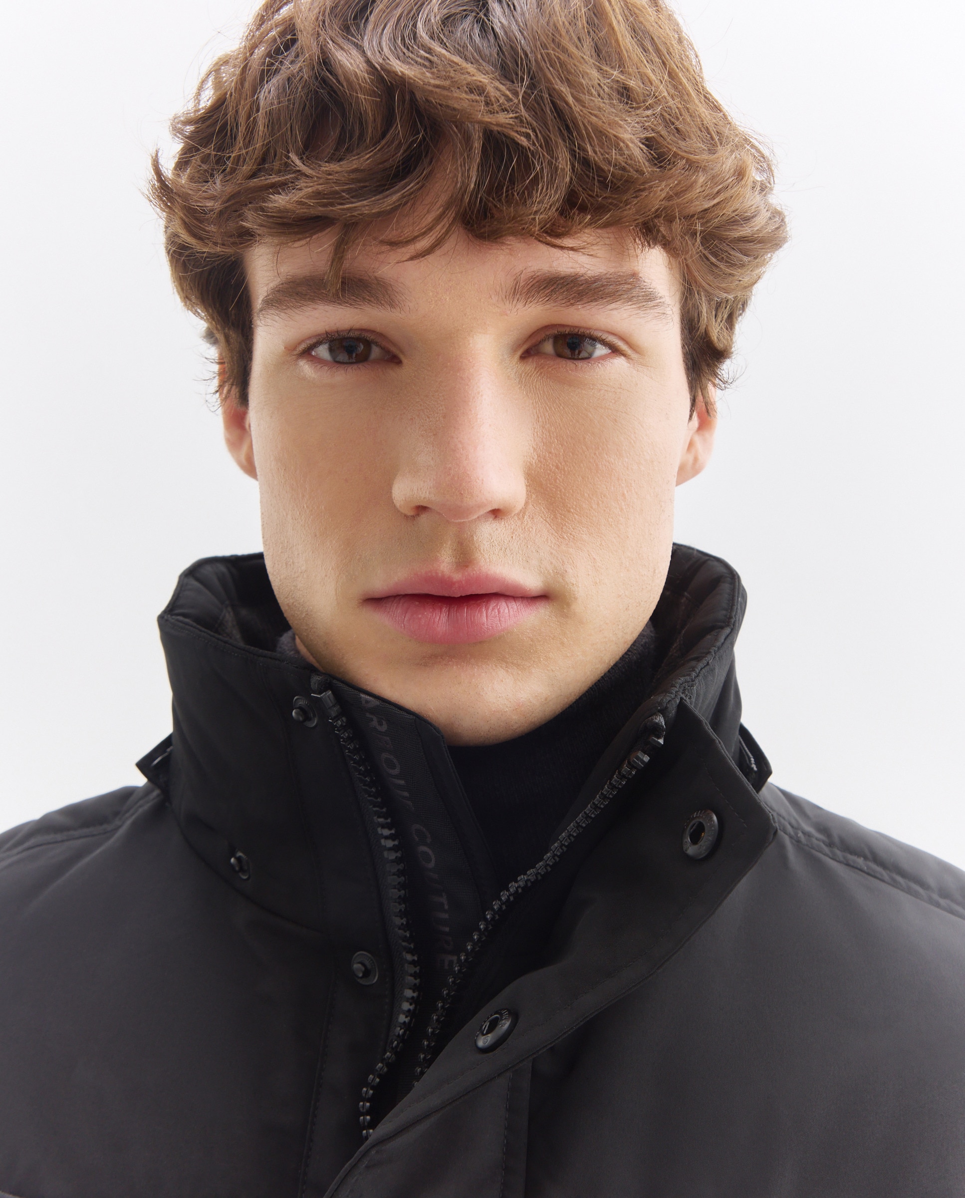 Parka Acolchoada com Capuz Desmontável Preto-3