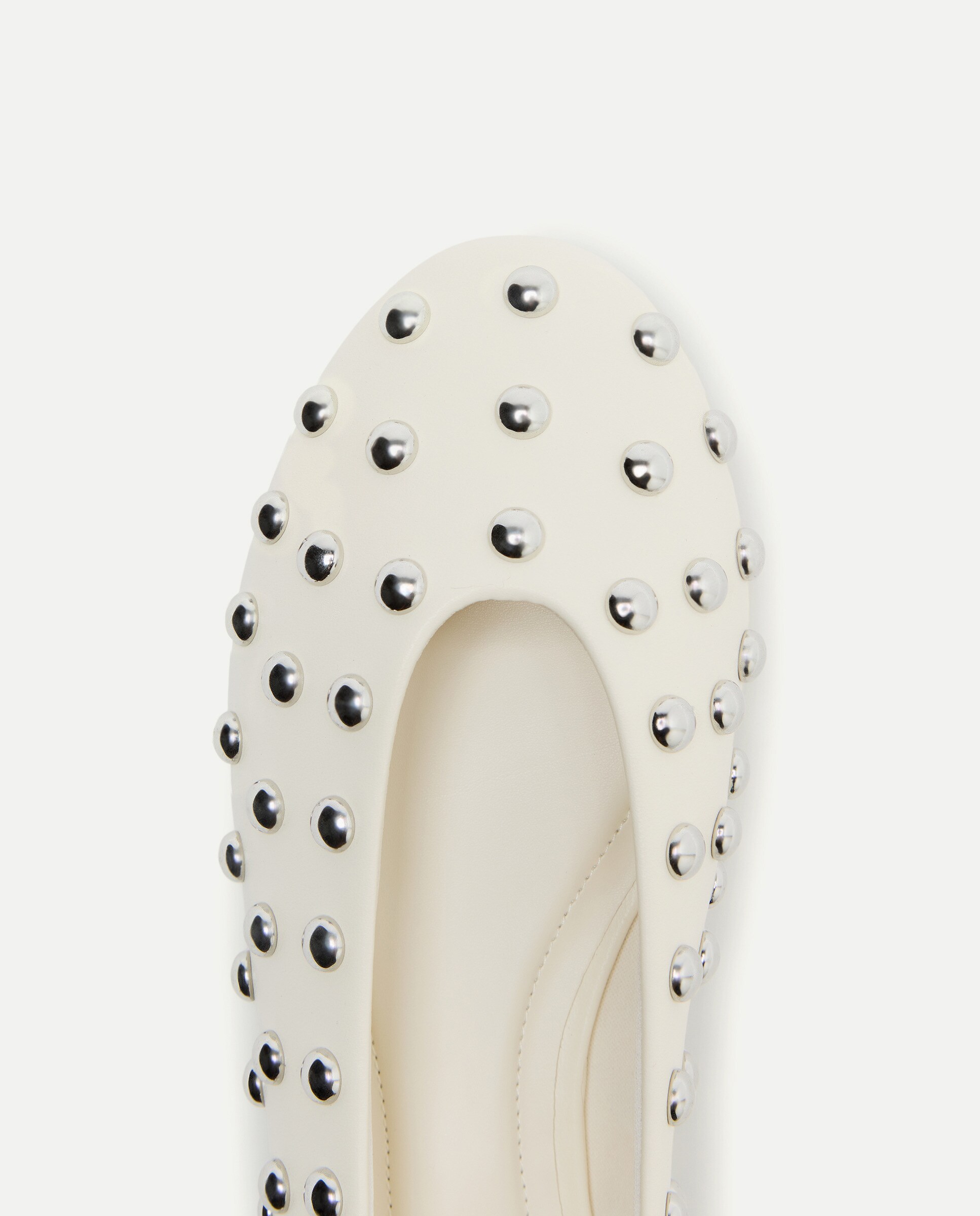 Imagem 0 de Sapatos Rasos com Adorno de Bolinhas