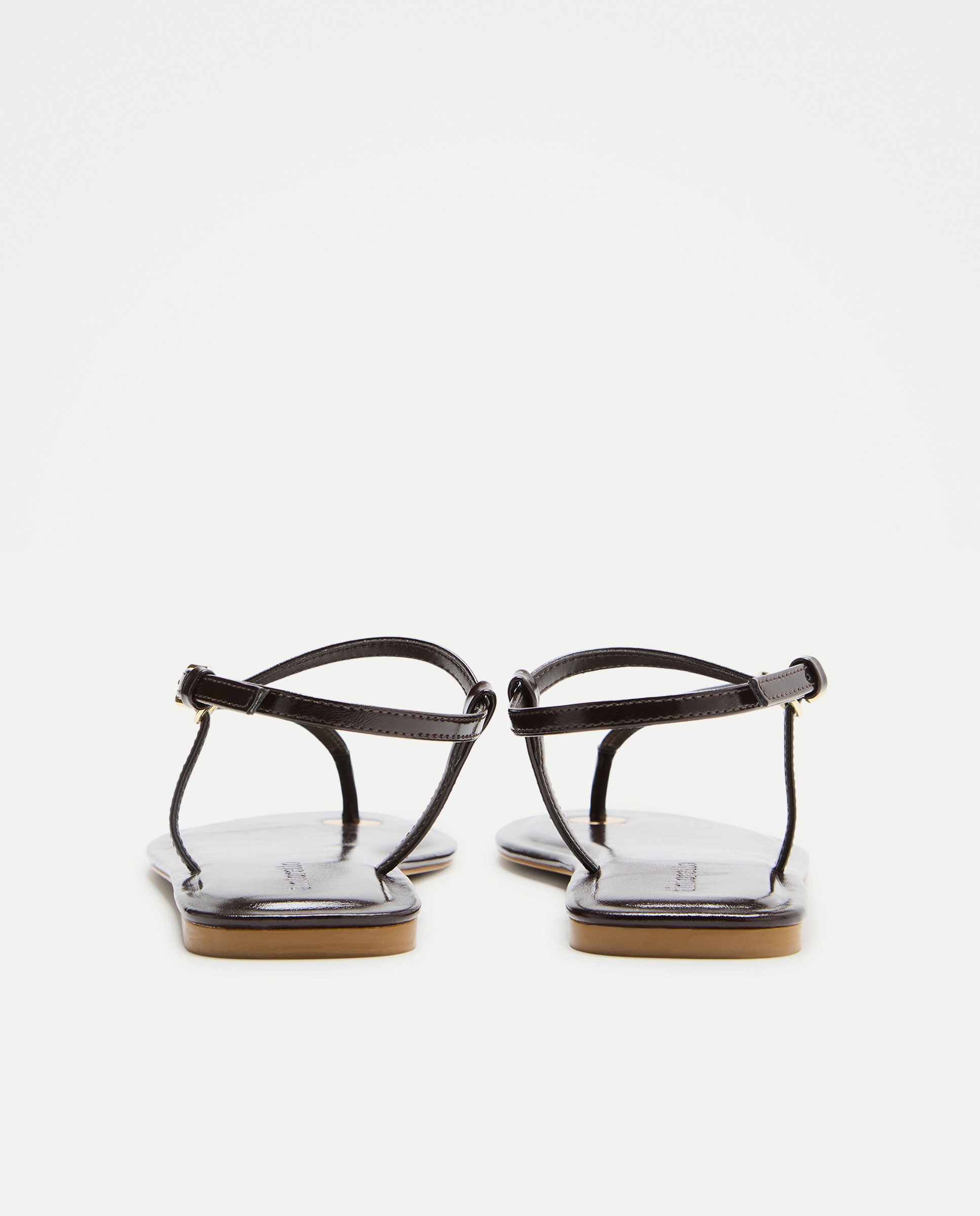 Sandálias Rasas com Tiras Cruzadas e Planta e Dedo Metálico Chocolate-3