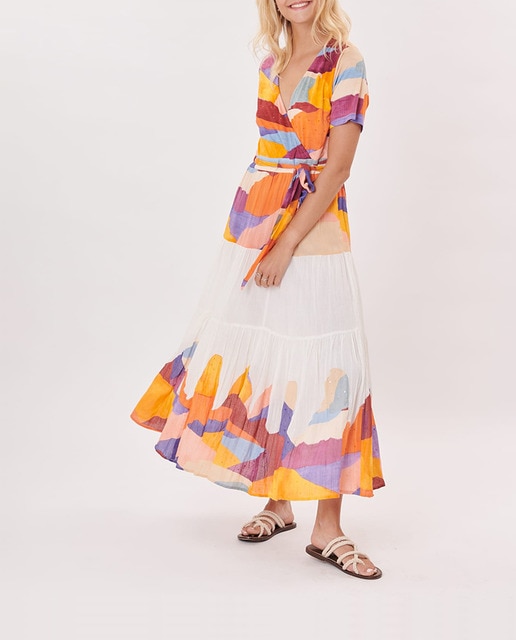 Imagen 0 de Vestido de mujer largo con escote pico y manga corta.