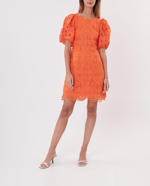 Imagen 0 de Vestido de mujer corto con escote redondo y manga corta.