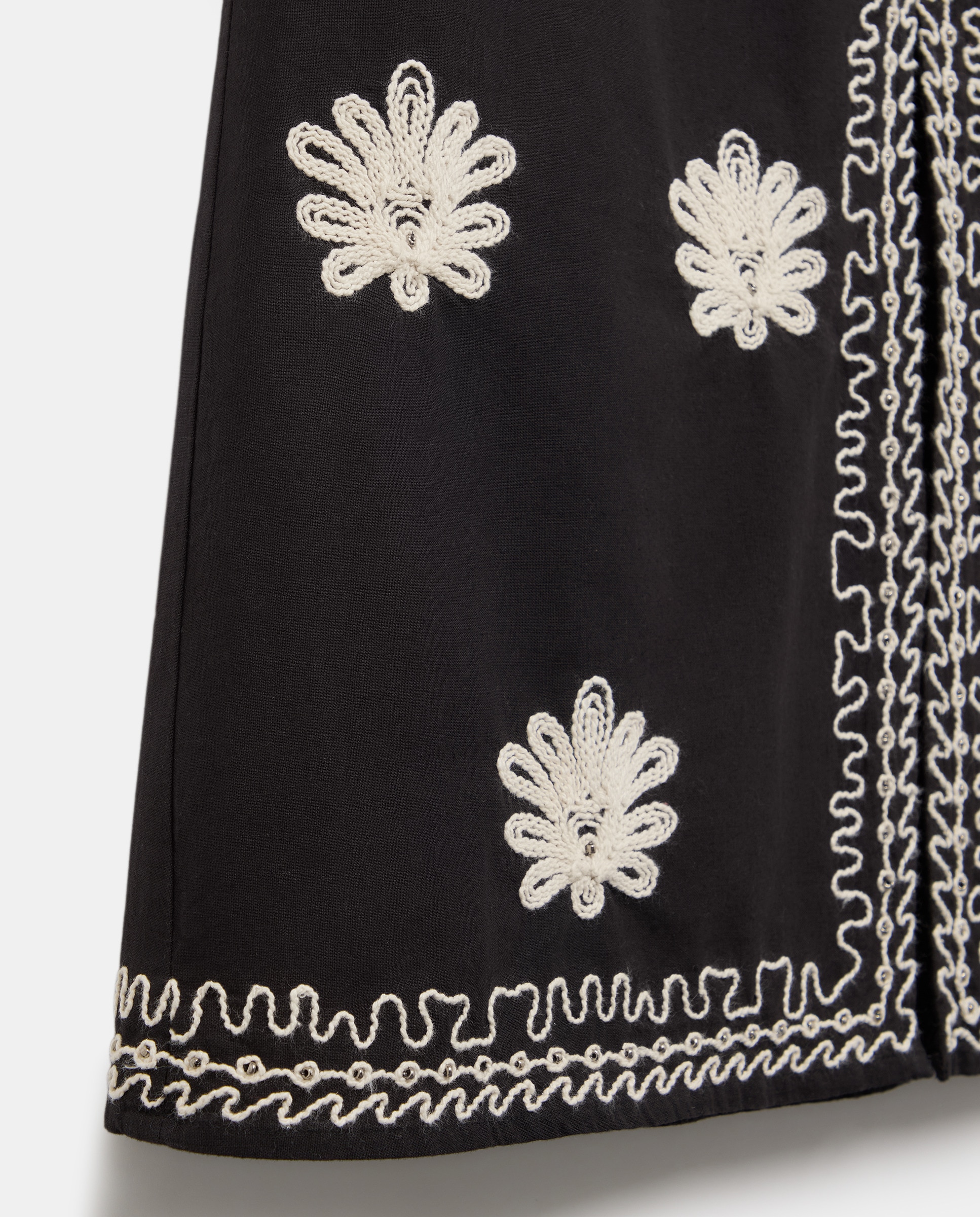 Saia Midi com Bordados Preto-5