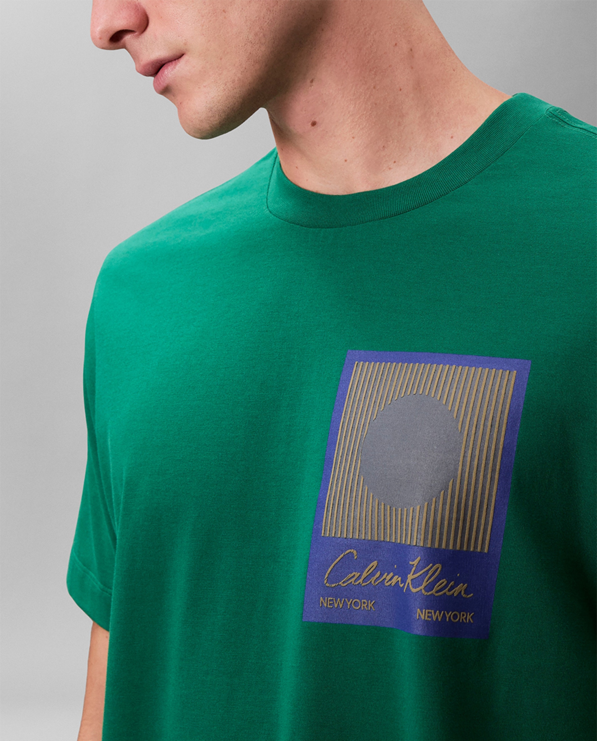 T-shirt com Desenho de Logótipo Verde-3
