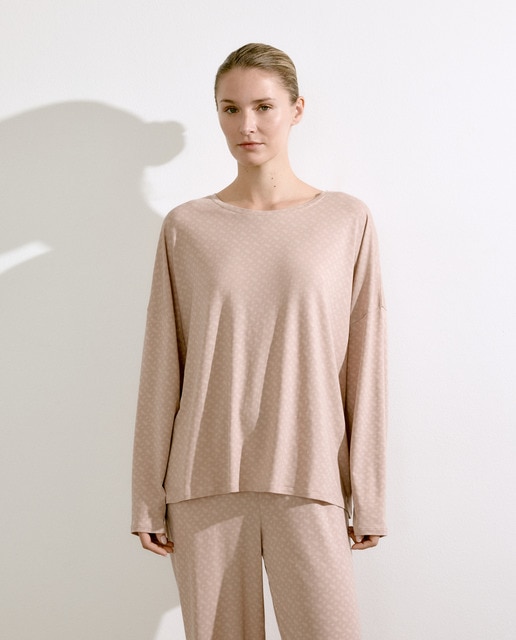 Imagen 0 de Camiseta manga larga cuello caja estampado de monograma tonal integral en color beige.