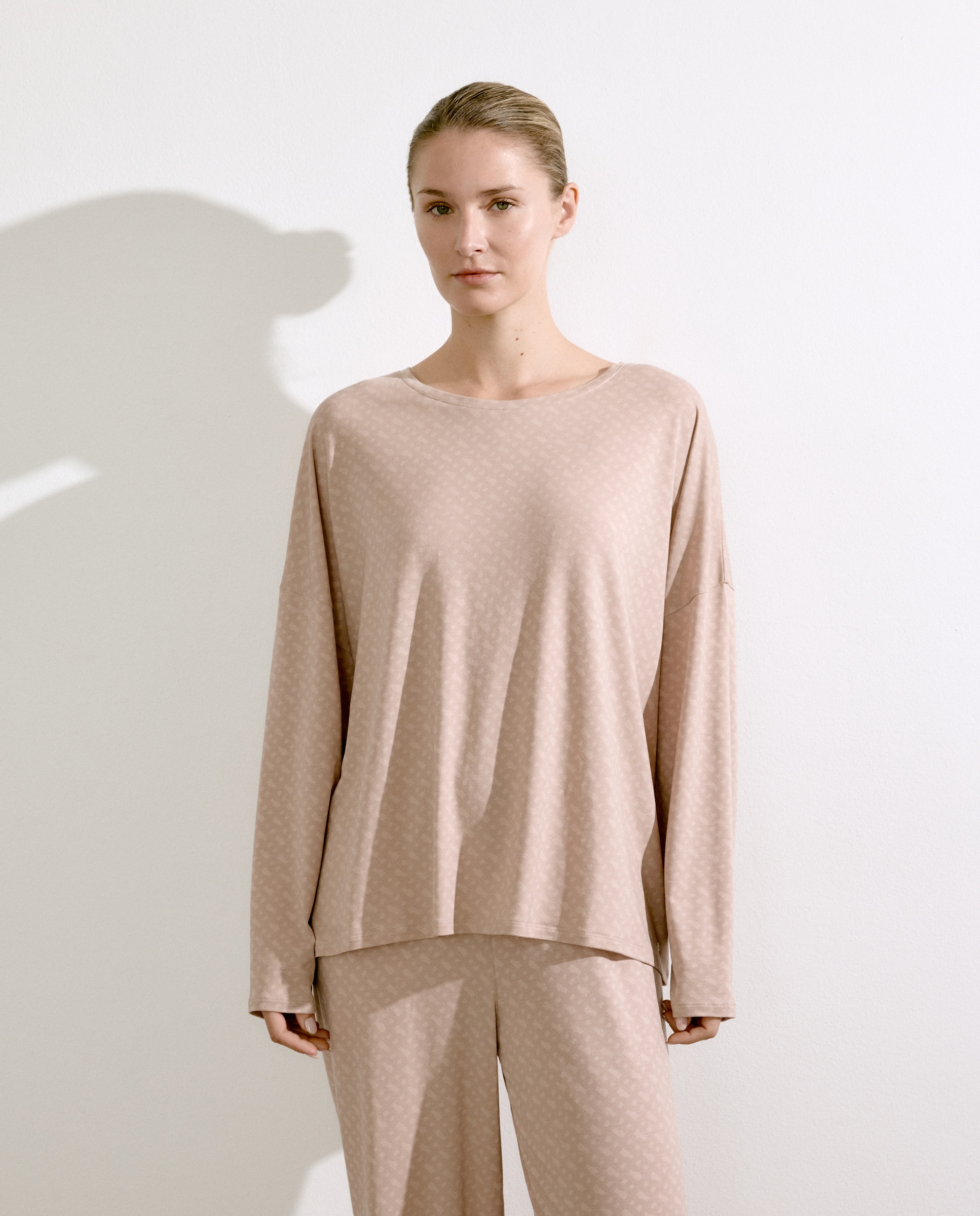 Imagem 0 de Camisola de Manga Comprida com Decote Redondo e Estampado Integral de Monograma no Tom - Bege