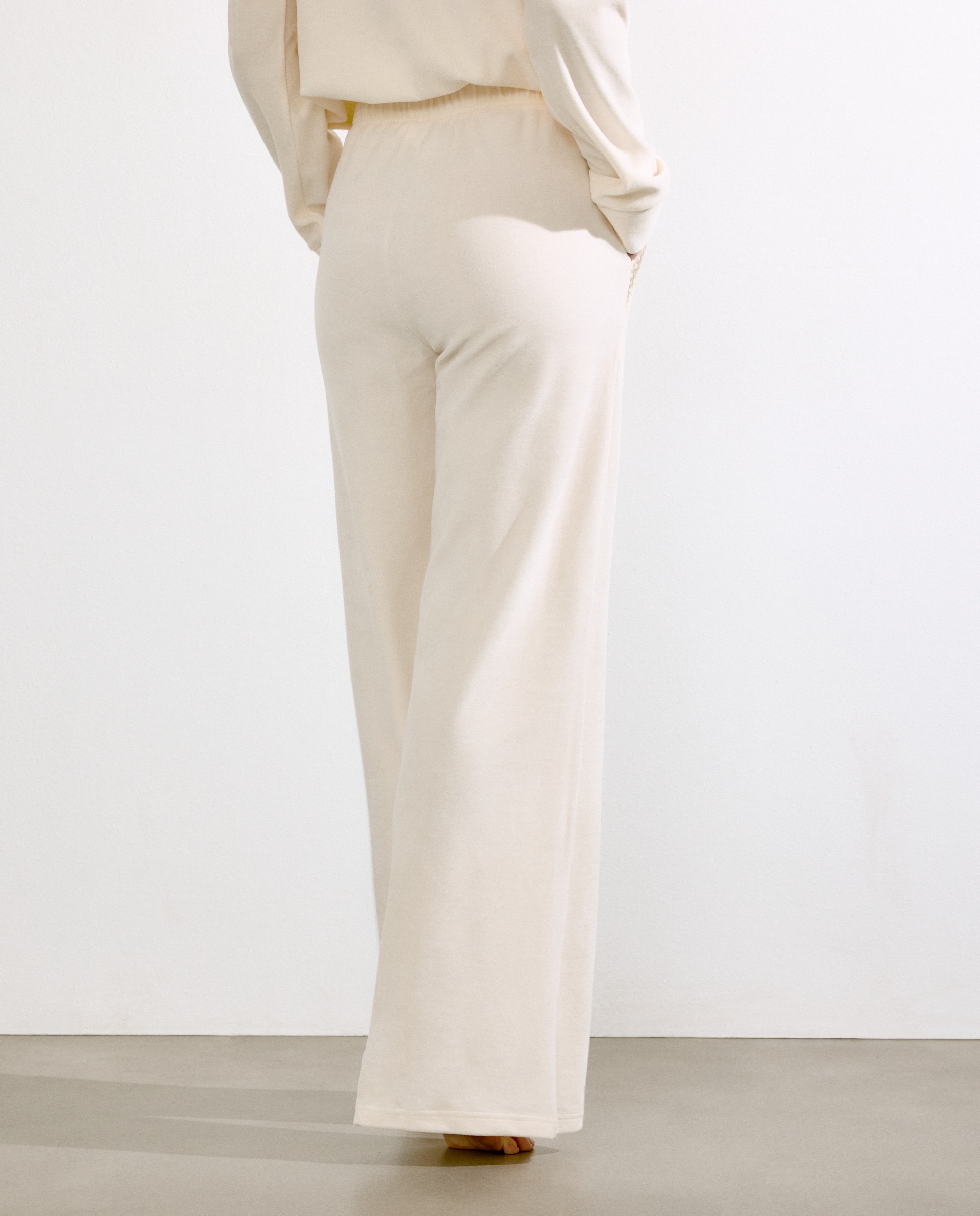 Calças em Veludo Suave com Perna Regular - Cru Bainha Elástica. Atacadores de Cetim com Monograma Brilhante. Placa Dourada. Natural-3