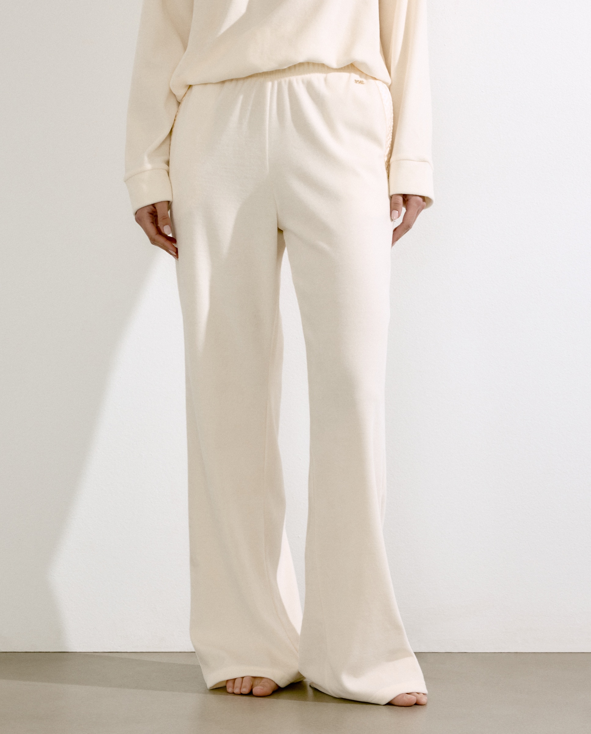 Calças em Veludo Suave com Perna Regular - Cru Bainha Elástica. Atacadores de Cetim com Monograma Brilhante. Placa Dourada. Natural-2