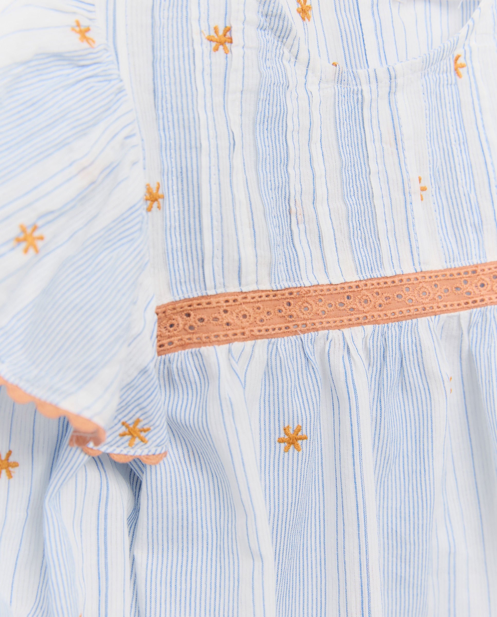 Blusa de Manga Comprida Romântica às Riscas com Estampado Bordado no Peito com Pregas e Folho no Ombro Kids El Corte Inglés Branco-6