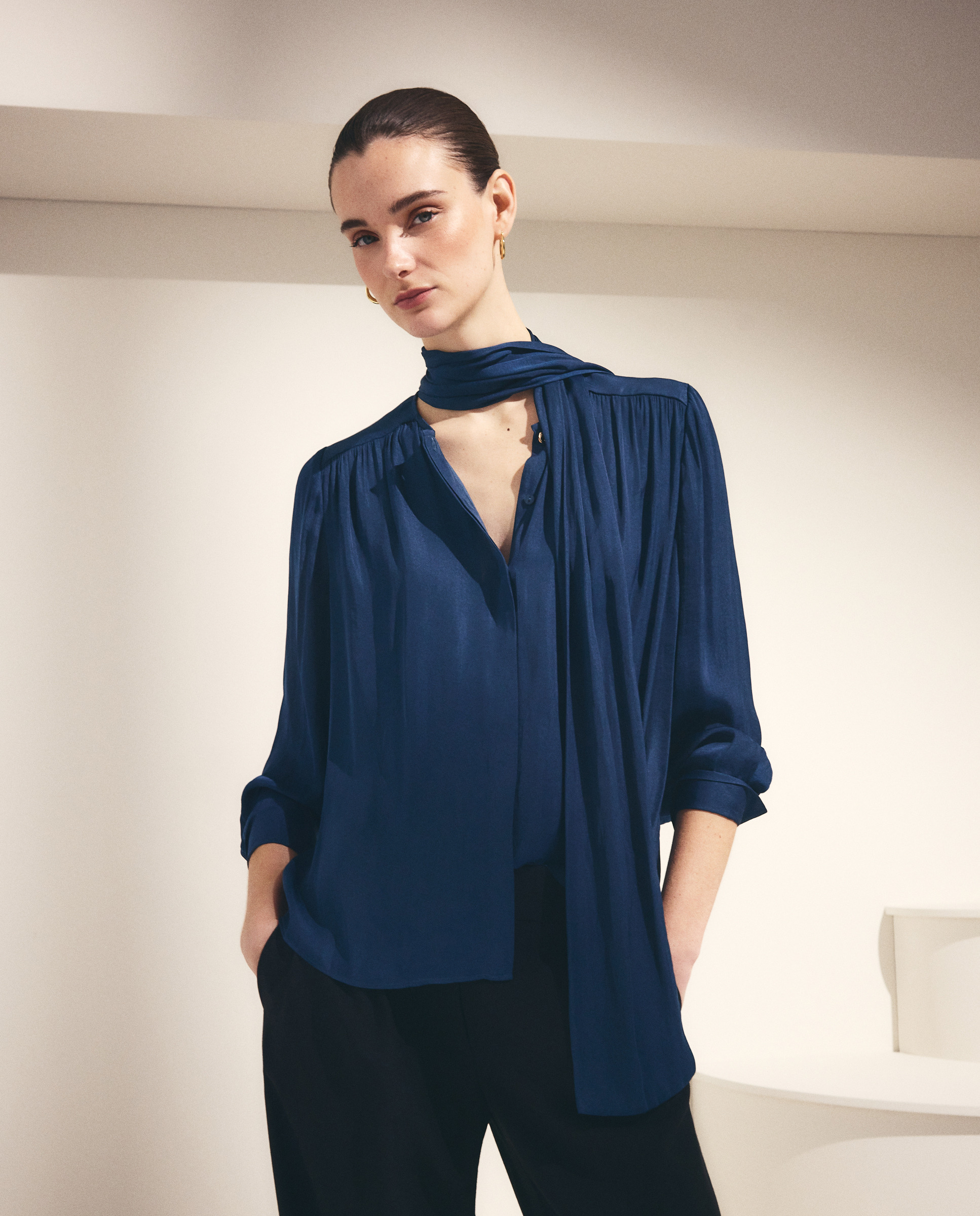 Blusa Lisa com Laço Azul-escuro-2