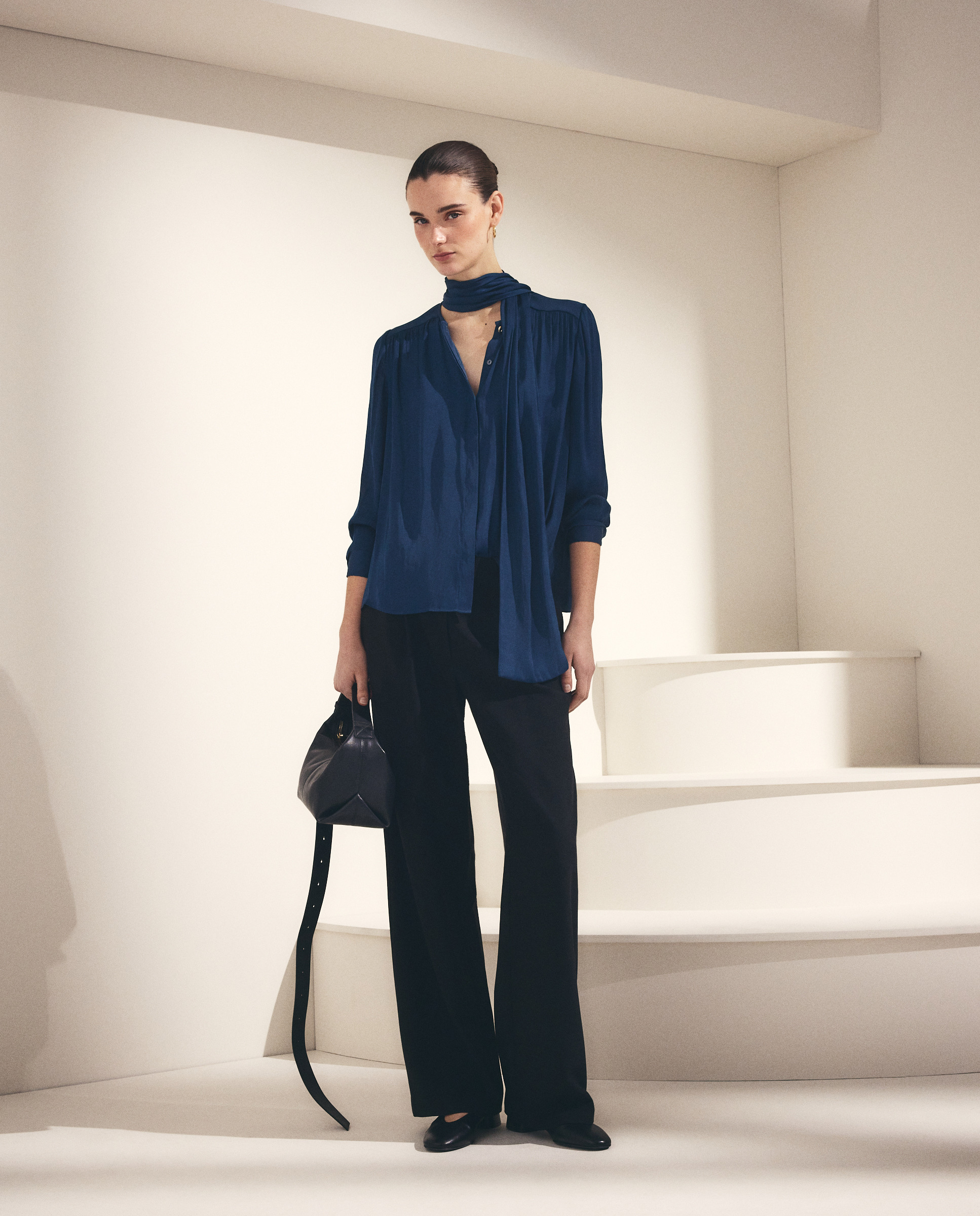 Blusa Lisa com Laço Azul-escuro-1