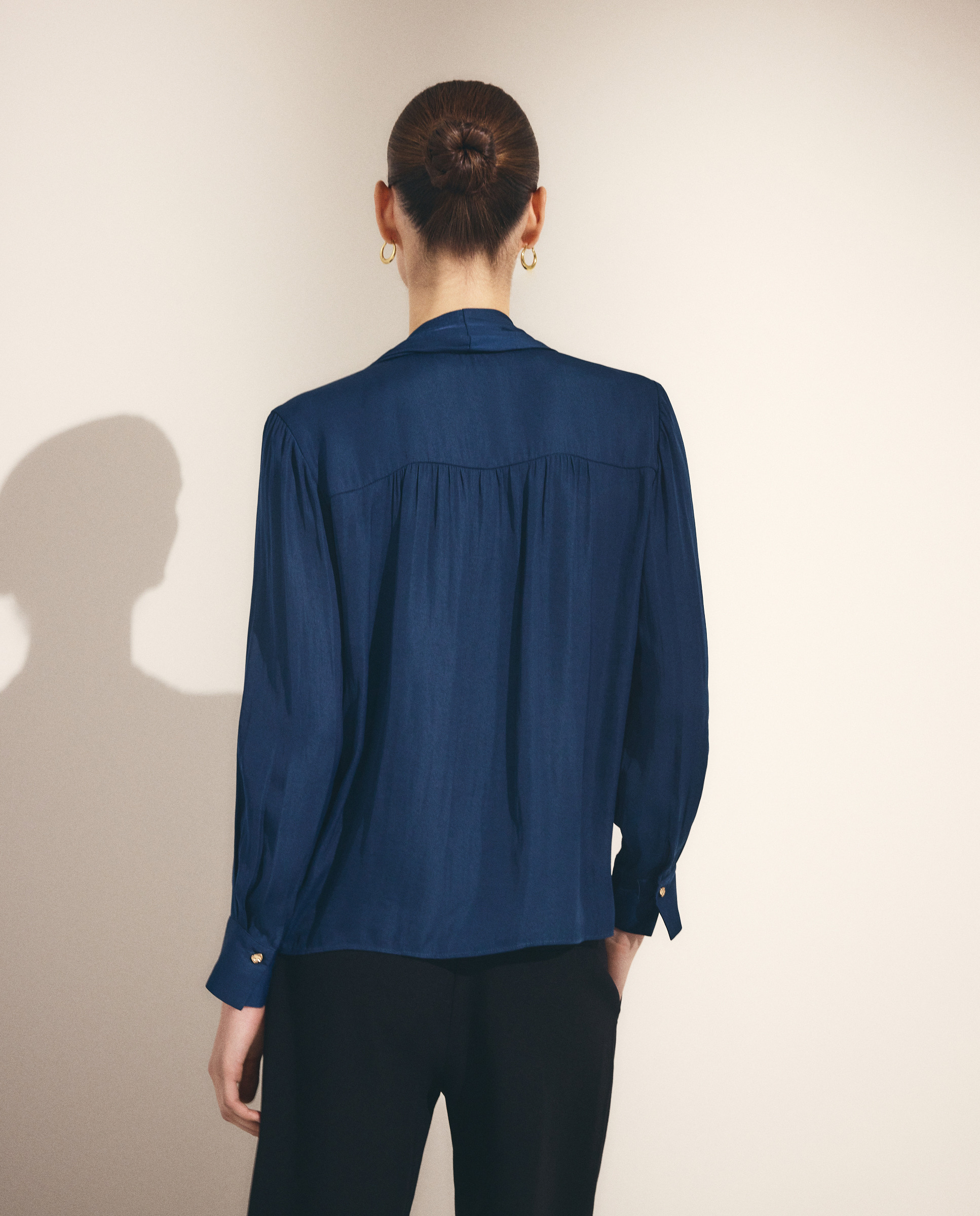 Blusa Lisa com Laço Azul-escuro-4