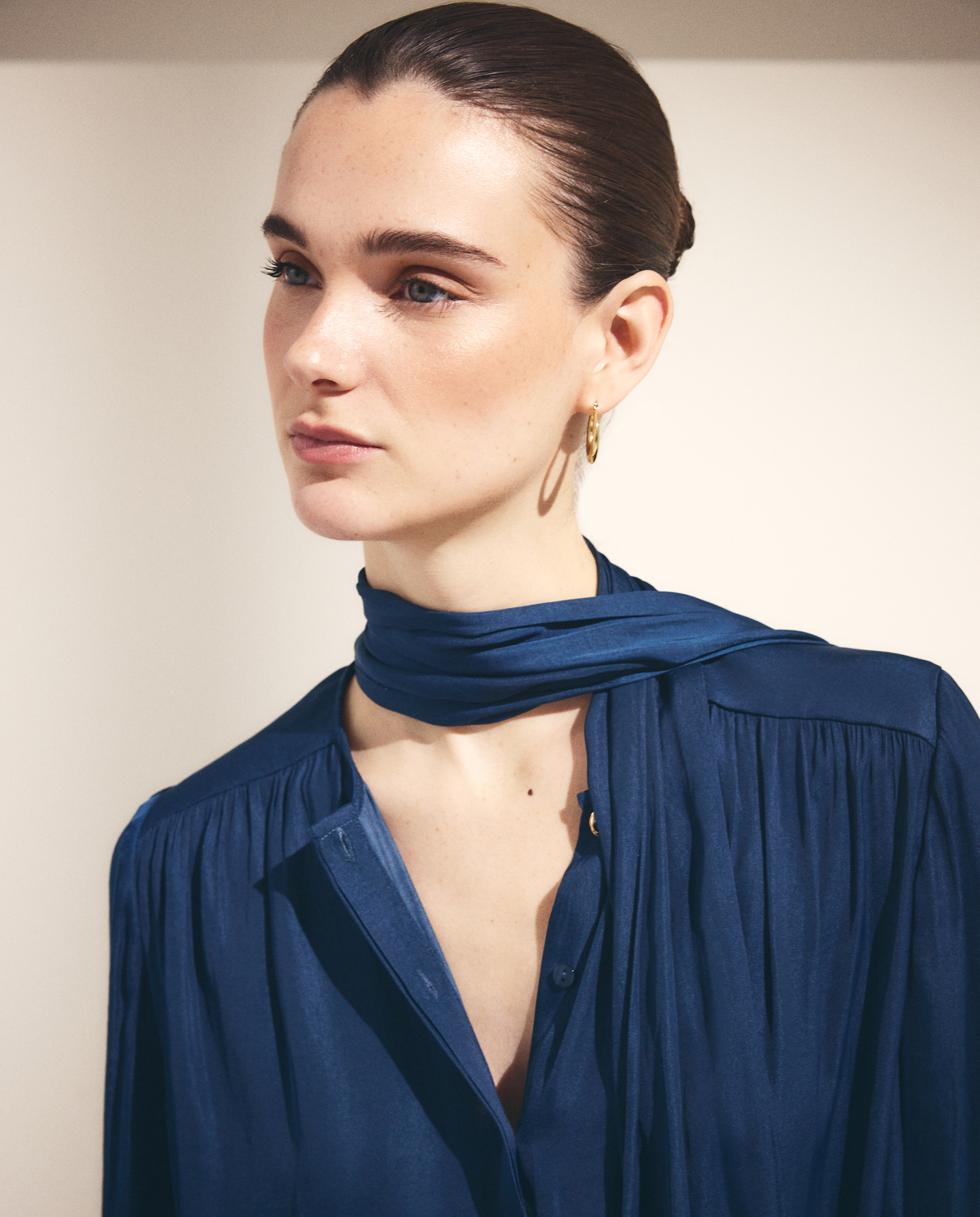 Blusa Lisa com Laço Azul-escuro-3