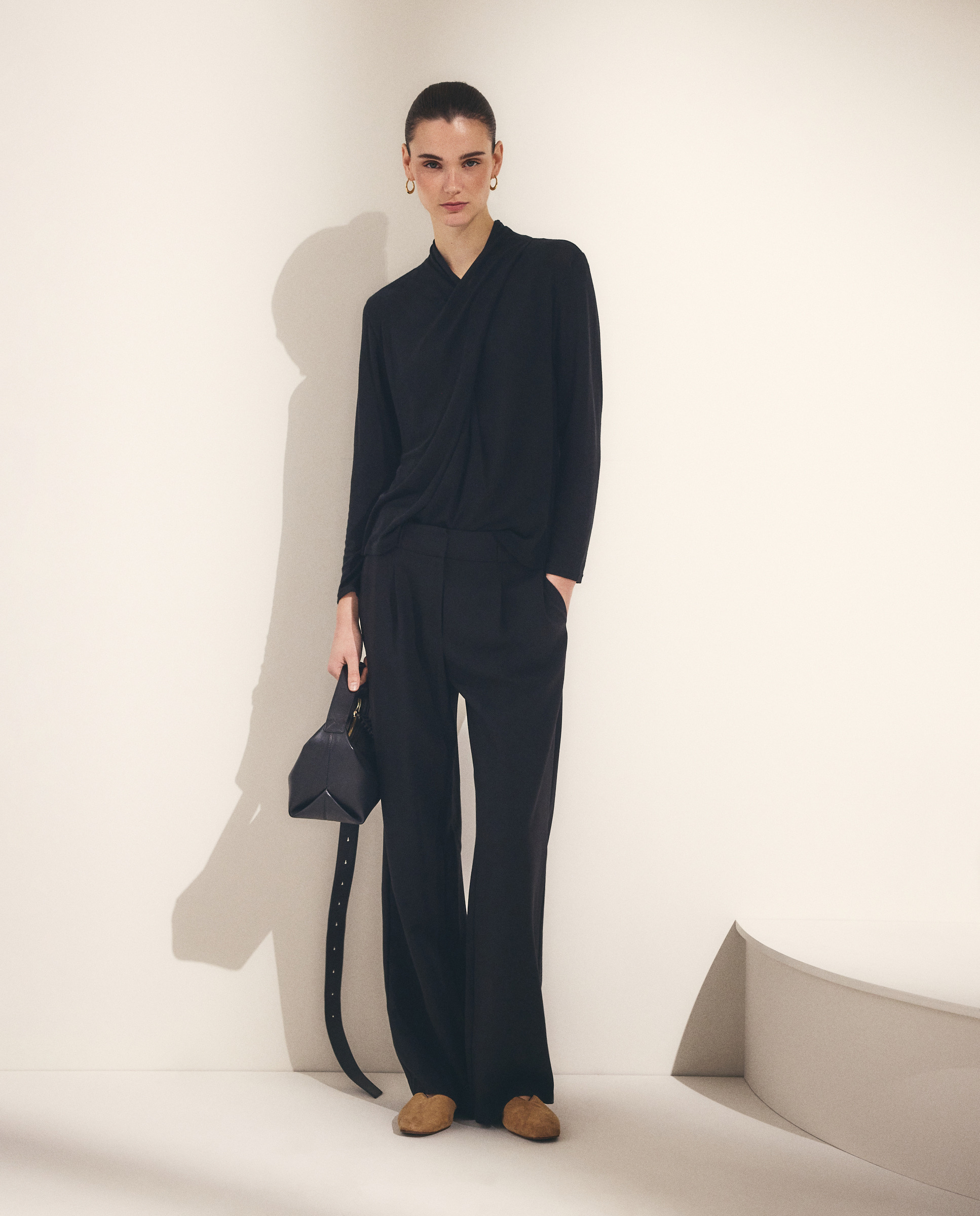 Imagem 0 de Calças Lisas Largas com Prega