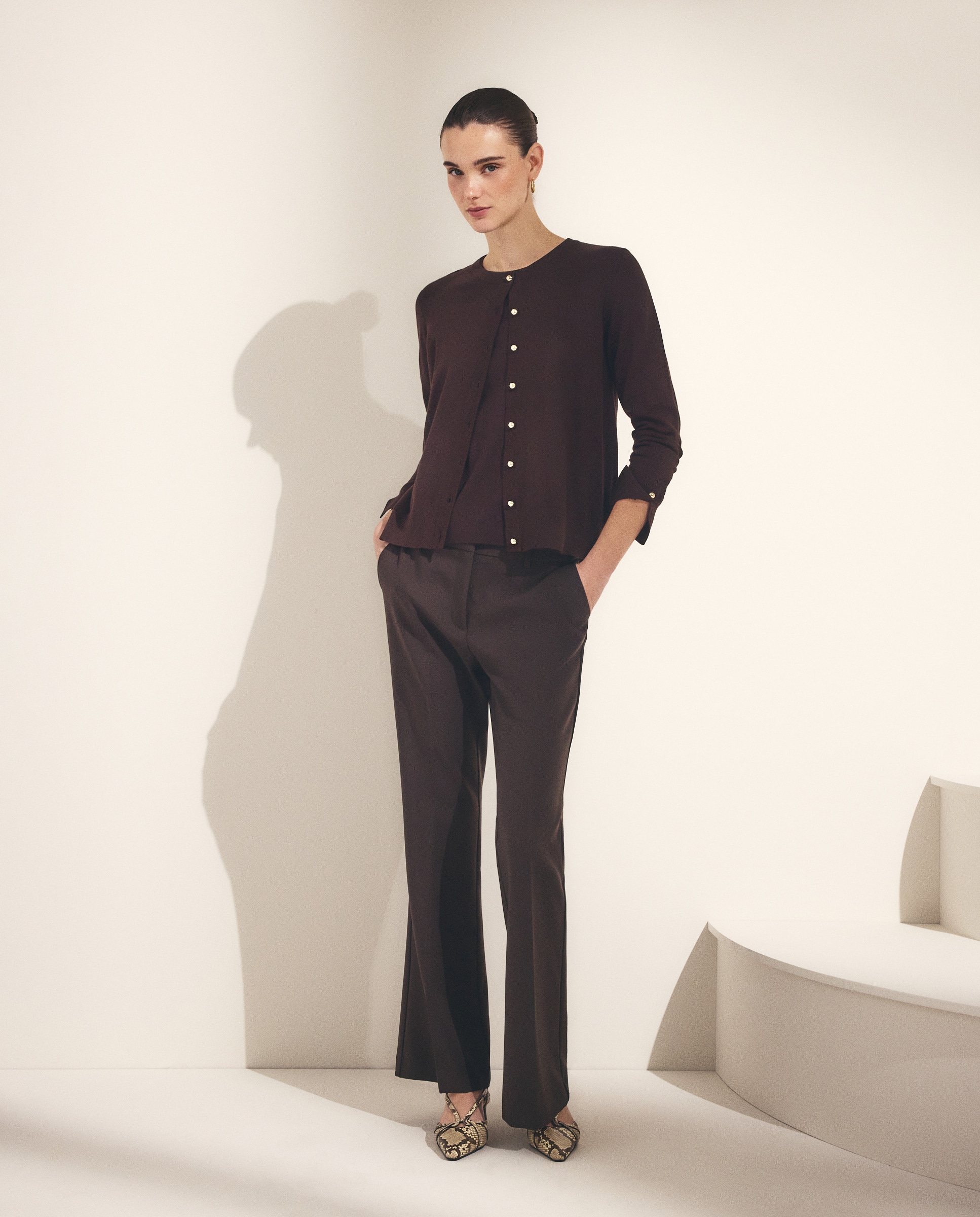 Casaco de Decote Redondo com Botões Grandes Castanho-1