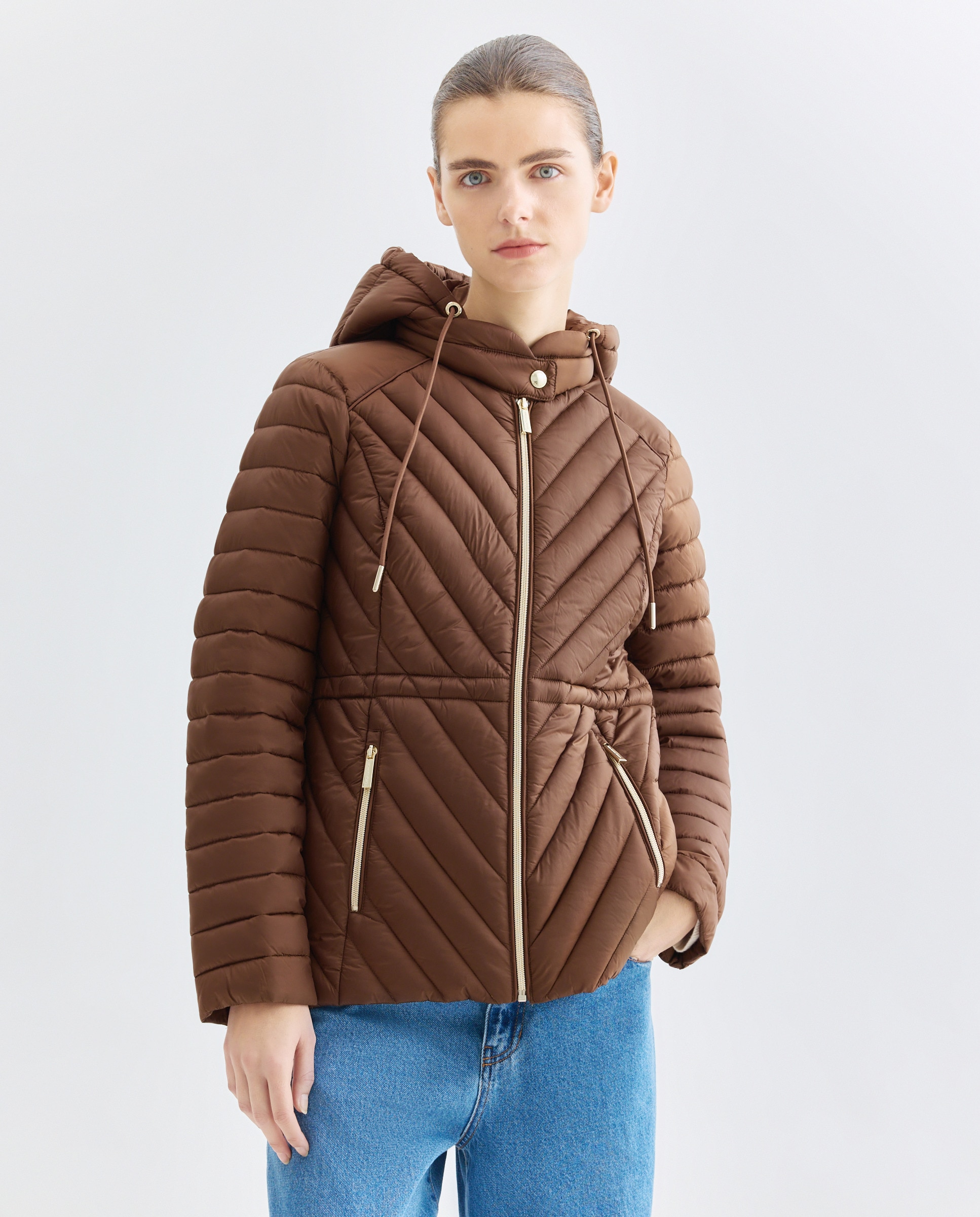 Imagem 0 de Blusão acolchoado curto de mulher com capuz