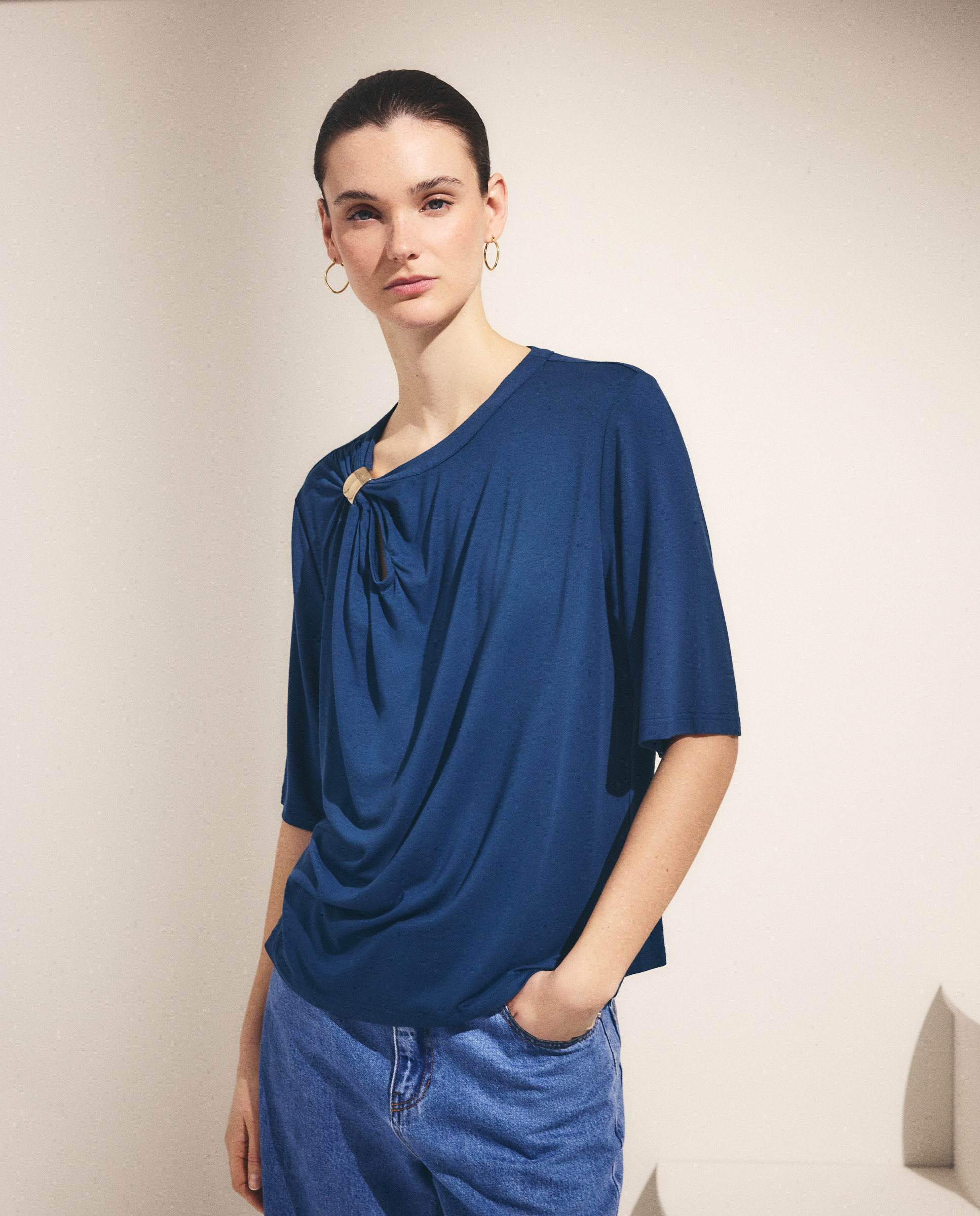 T-shirt Lisa com Aplique na Gola Castanho-1
