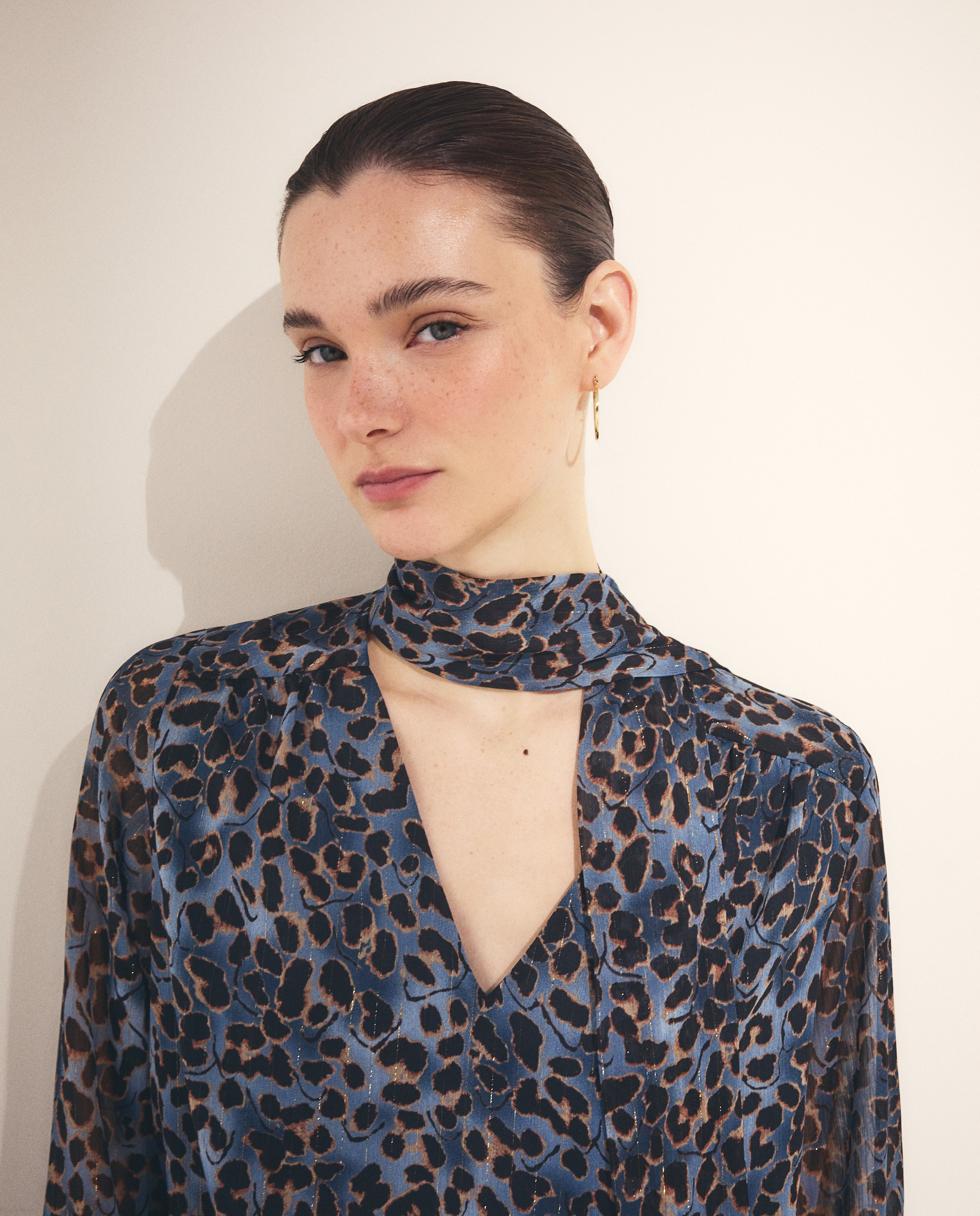 Blusa de Fio Metalizado com Laço Azul-2