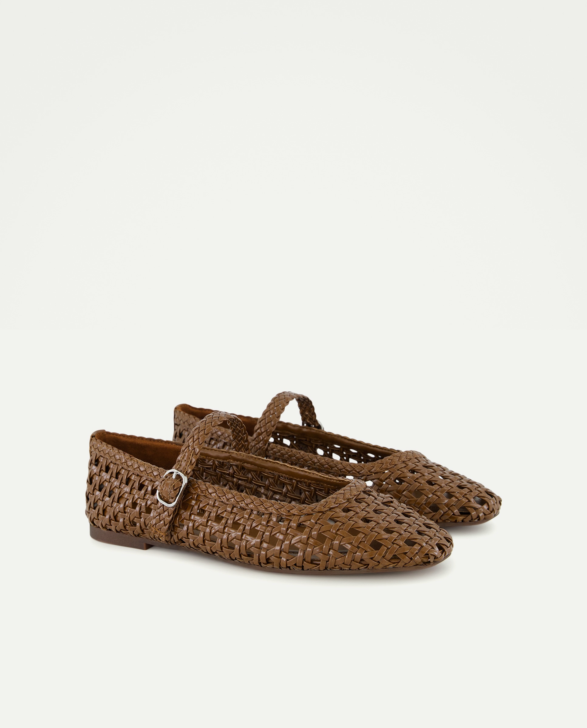 Imagem 0 de Sapatos de Presilha Rasos Entrançados