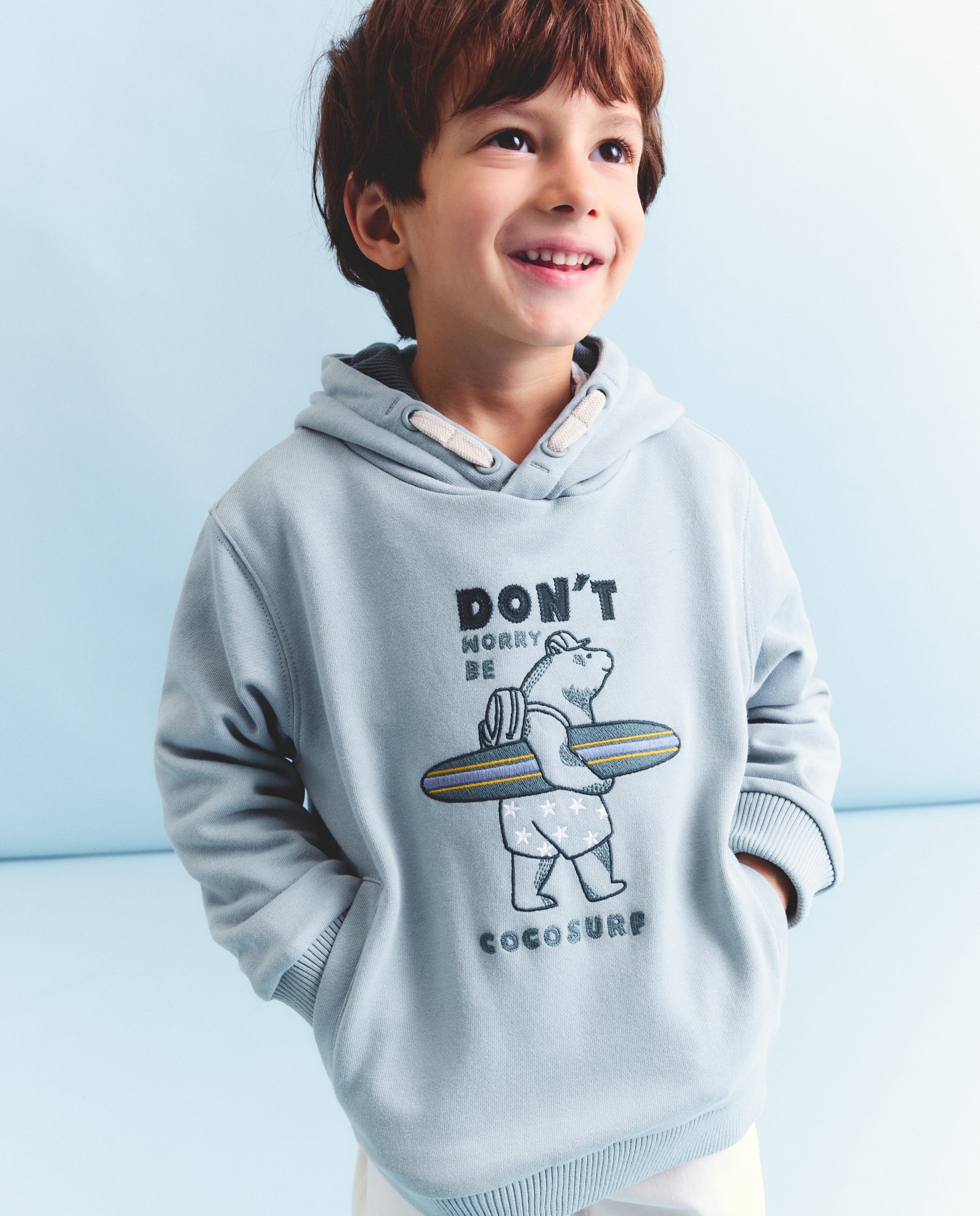 Imagen 0 de Sudadera de niño con capucha waffle bolsilloo recto con dibujo oso surf