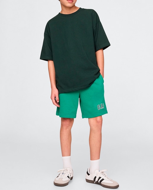 Imagen 0 de Pantalón relaxed fit con cintura elástica y cordón y bolsillos en las costuras y logo de GAP en bajo de niño