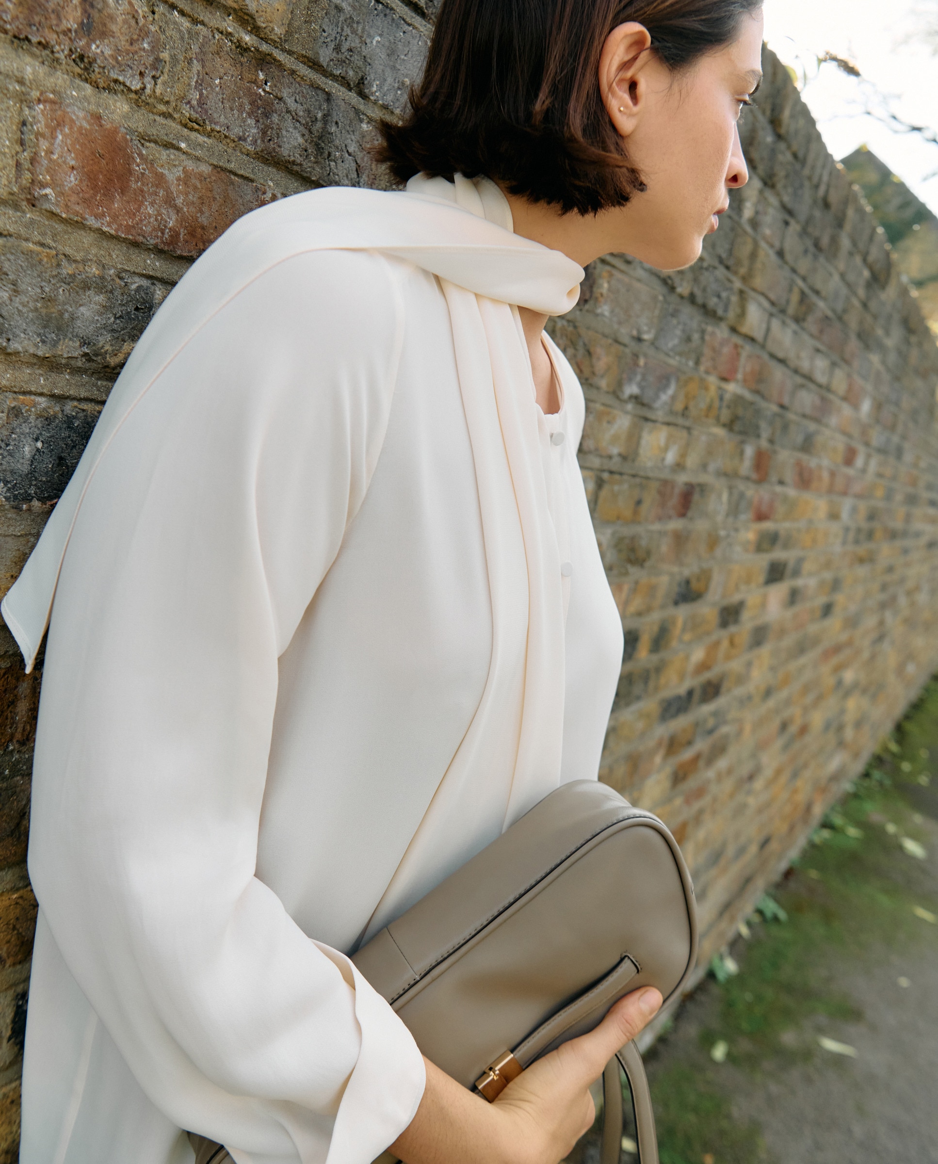 Mala Hobo Tipo Baguette em Pele com Fecho Metálico Vison Claro-5