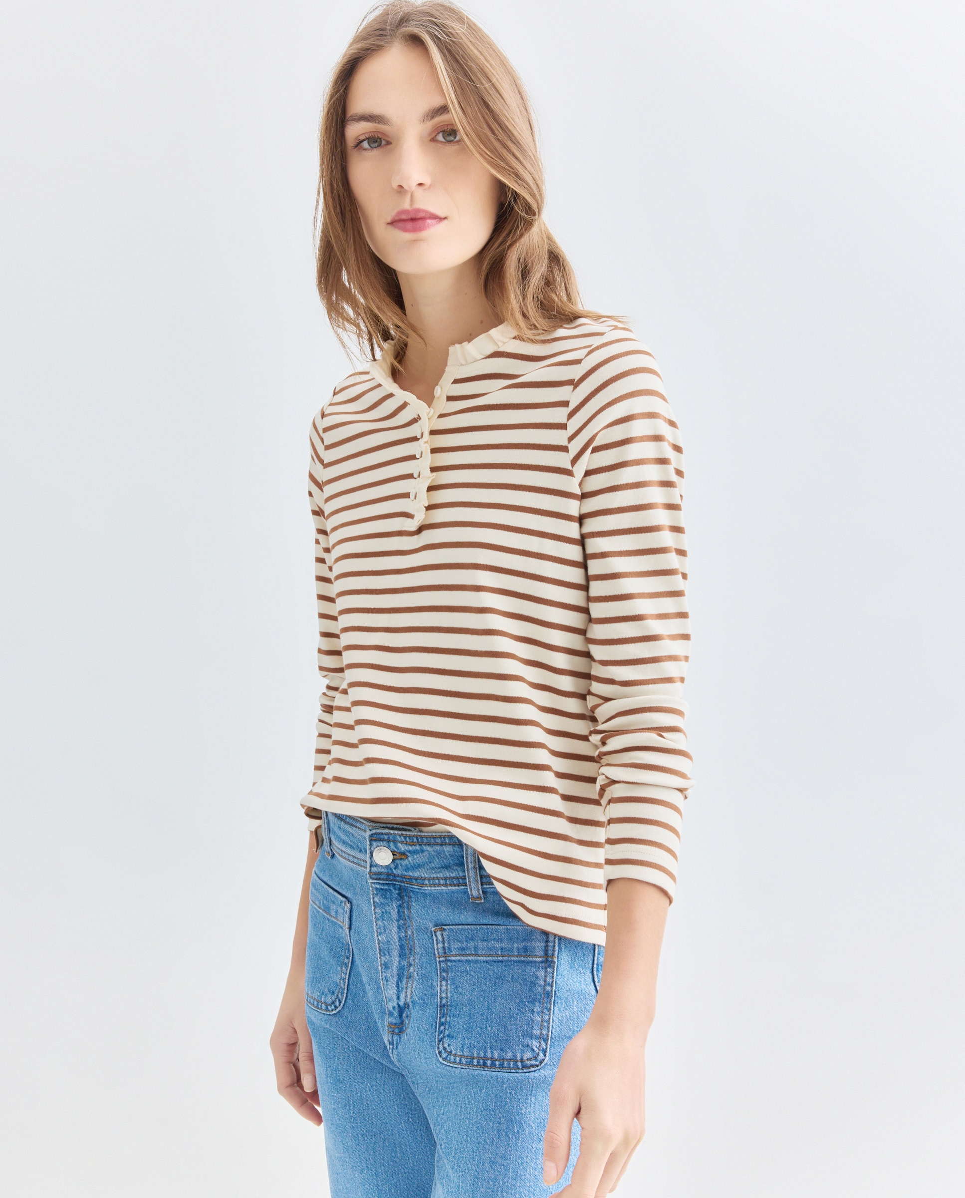 Imagen 0 de Camiseta de mujer cuello caja con volantes