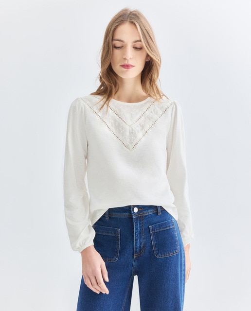 Imagen 0 de Camiseta de mujer cuello caja canesú bordado