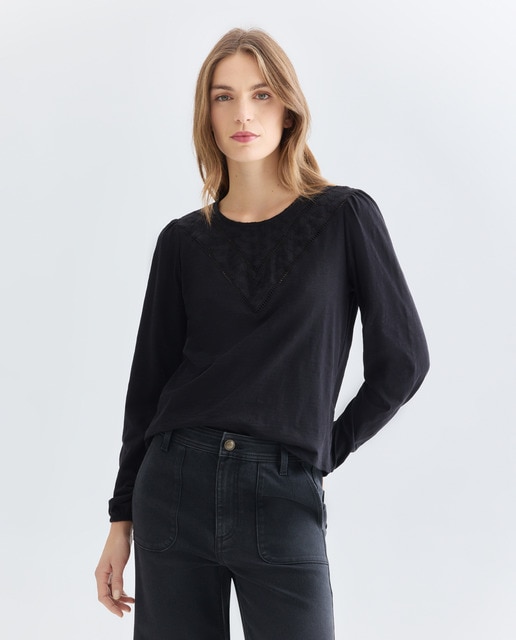 Imagen 0 de Camiseta de mujer cuello caja canesú bordado