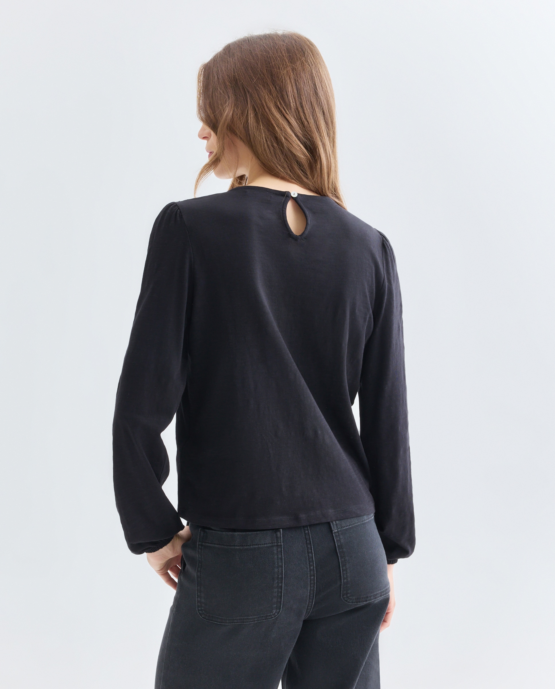 Camiseta de mujer cuello caja canesú bordado Negro-3